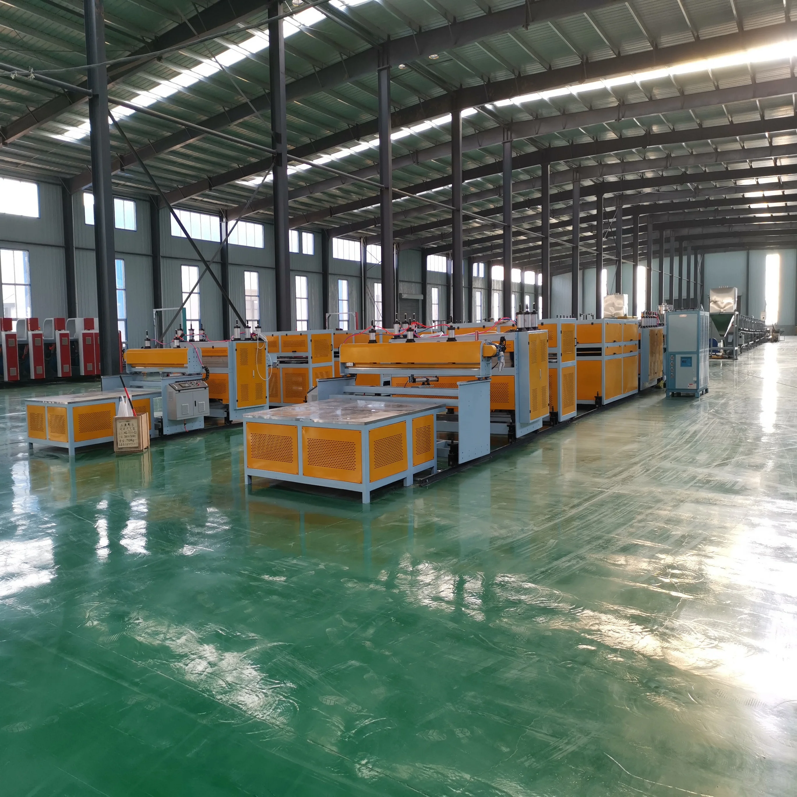 Машина для изготовления гофрированного листа с полипропиленовой полой сеткой