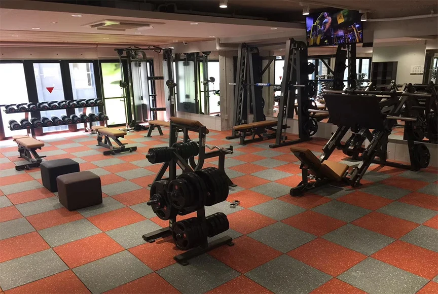 Резиновая напольная плитка для тренажерного зала с соединительными пряжками