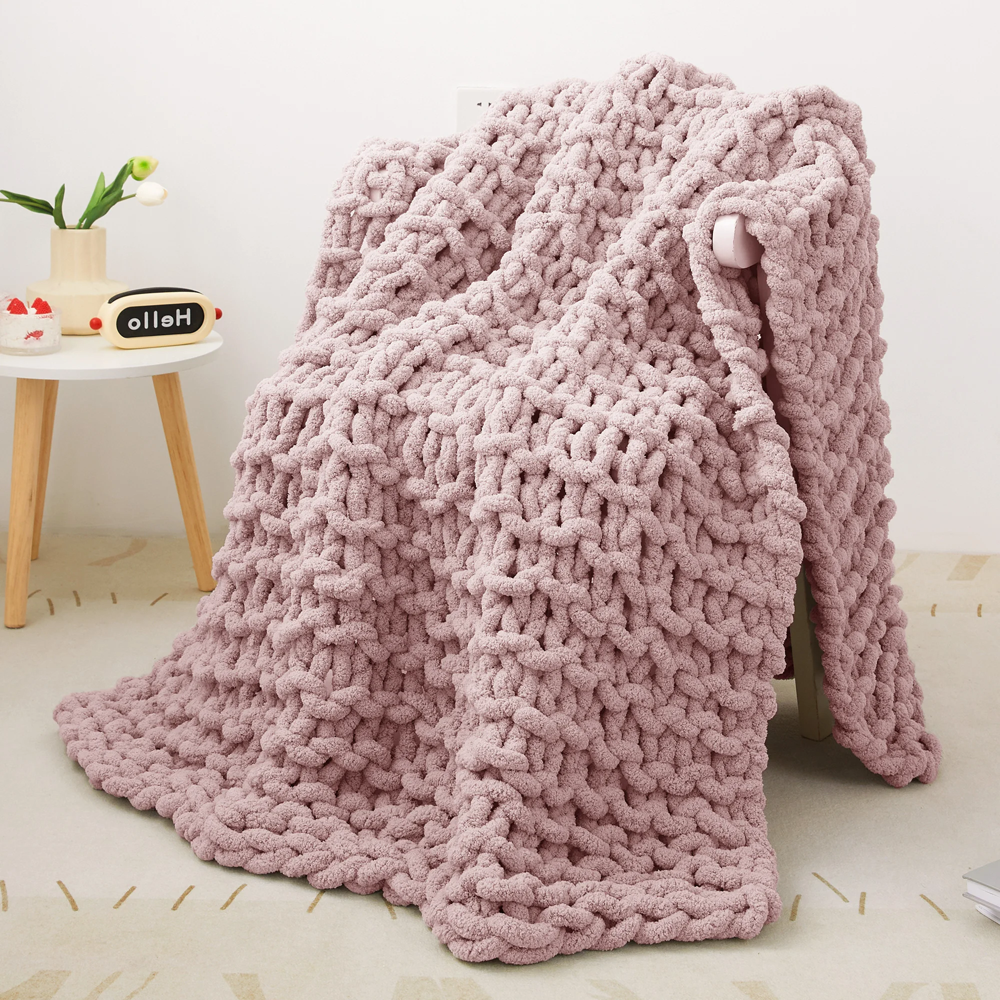Solid Pattern 100% Polyester Chenille Chunky Yarn Throw Blanket Handmade Cable Knit Lightweight Portable for Bed Use for Winter