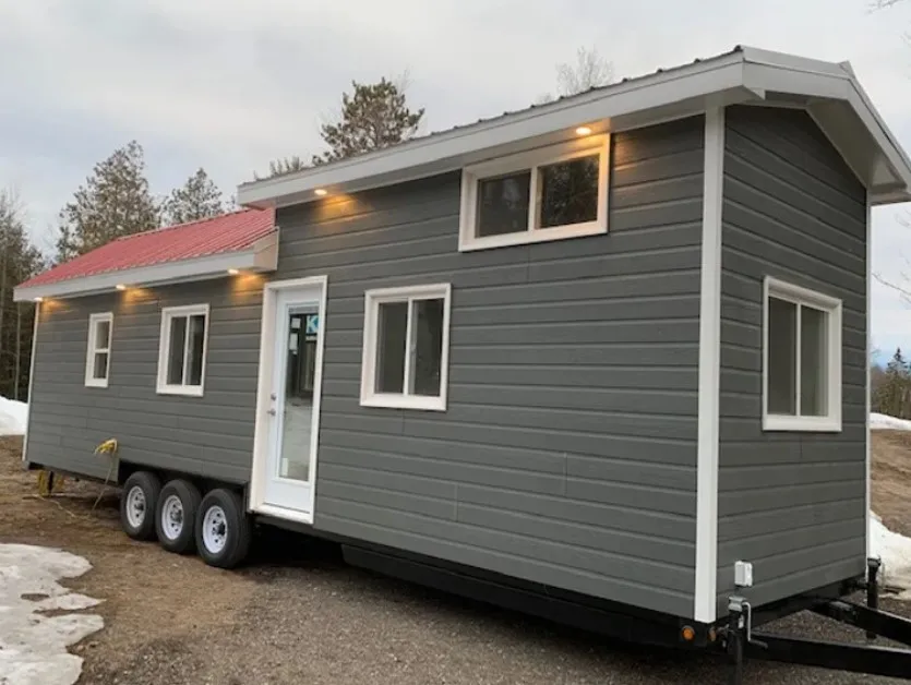 Modern Prefabricated Steel Mobile Trailer with Wheels Tiny House Container Design with Bathroom and Kitchen