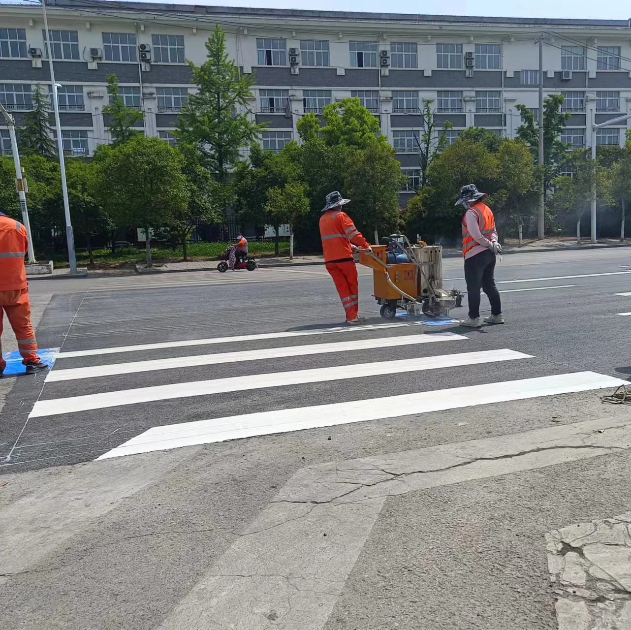 China Manufacturer Cheap Price Road Paint Reflective Thermoplastic Road Line Marking Pavement Paint