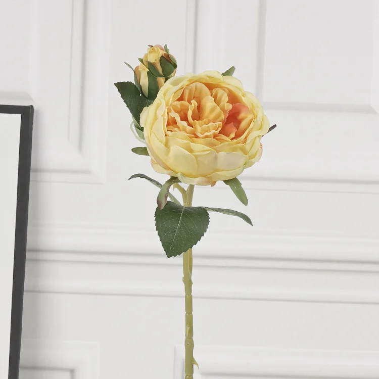 Фон на стену с искусственными цветами