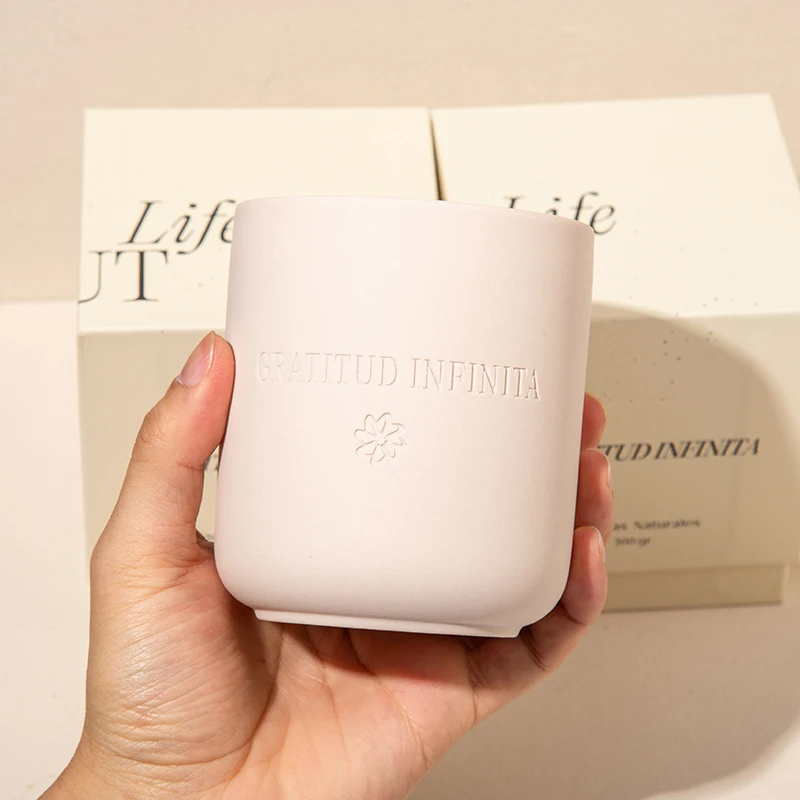 AIKUN Custom Carve Logo Ceramics Jar Luxury Aromatherapy White Soy Wax Home Decoration Scented Candle with Gift Box
