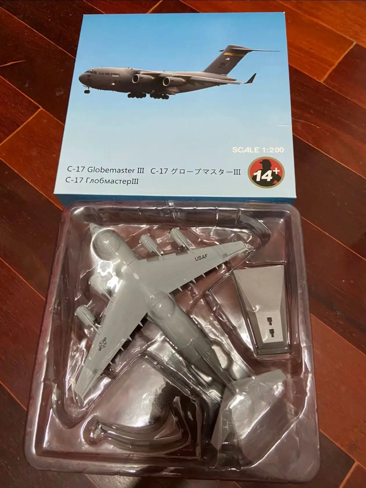 Souvenir Gifts 1:200 Scale 27cm American C-17 Globemaster Diecast Metal Alloy Aircraft Model with Landing Gear