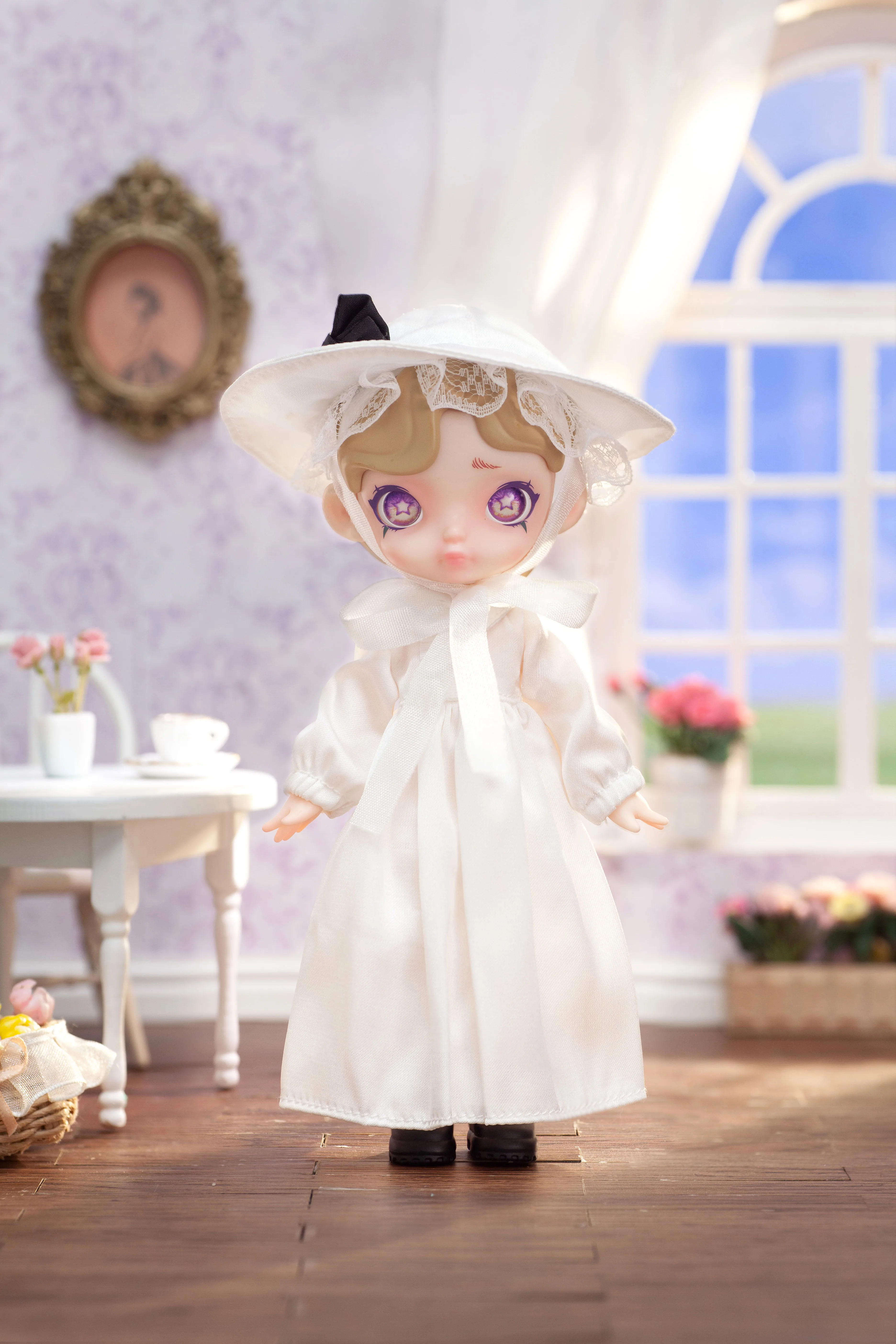 Игрушечные черно-белые куклы