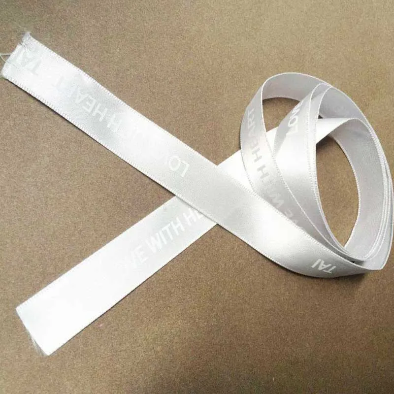 Оптовая продажа атласные ленты с тисненым принтом на заказ крупным зерном логотипом для упаковки подарочной