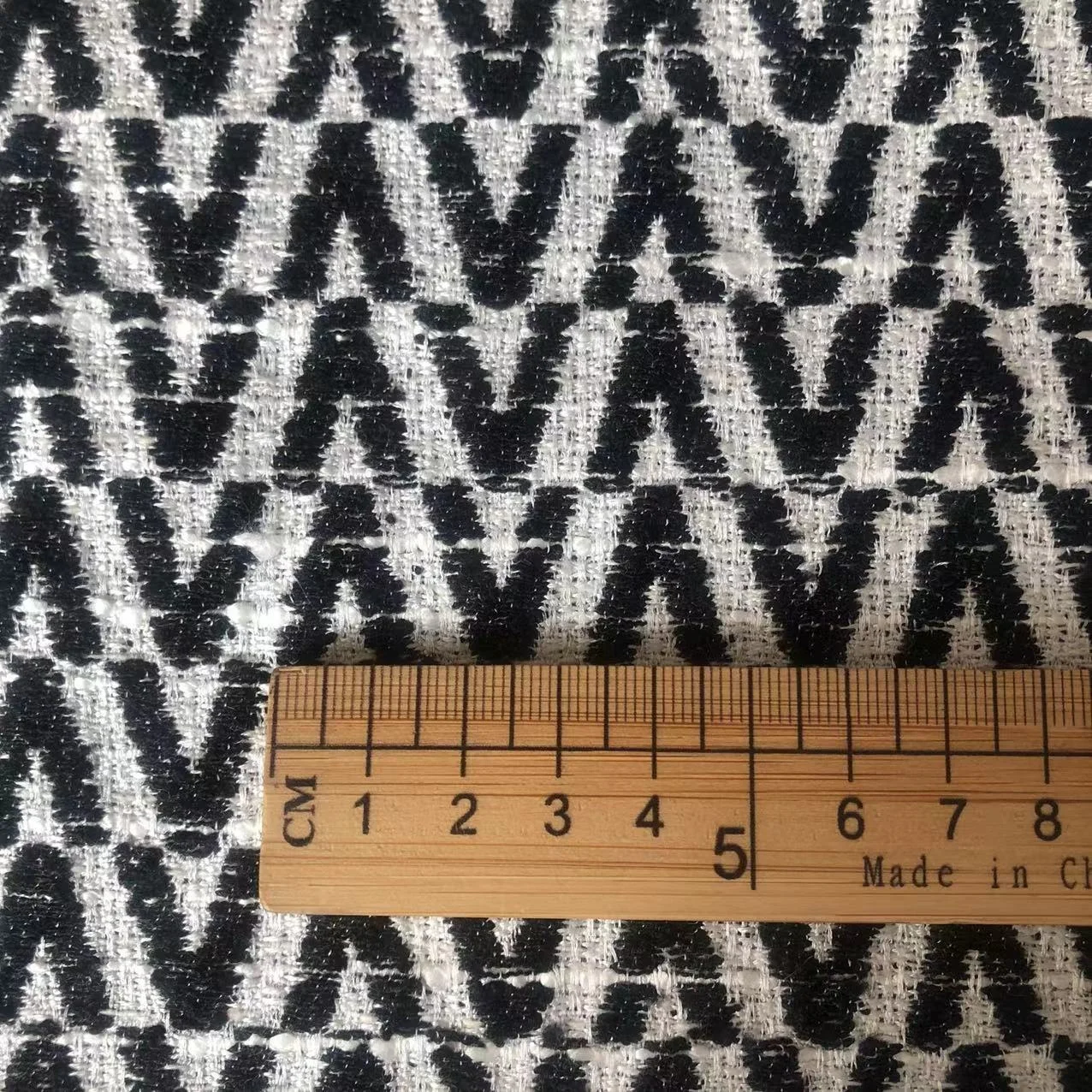 43polyester 57viscose All-season black and white classic V-shaped jacquard knitted fabric