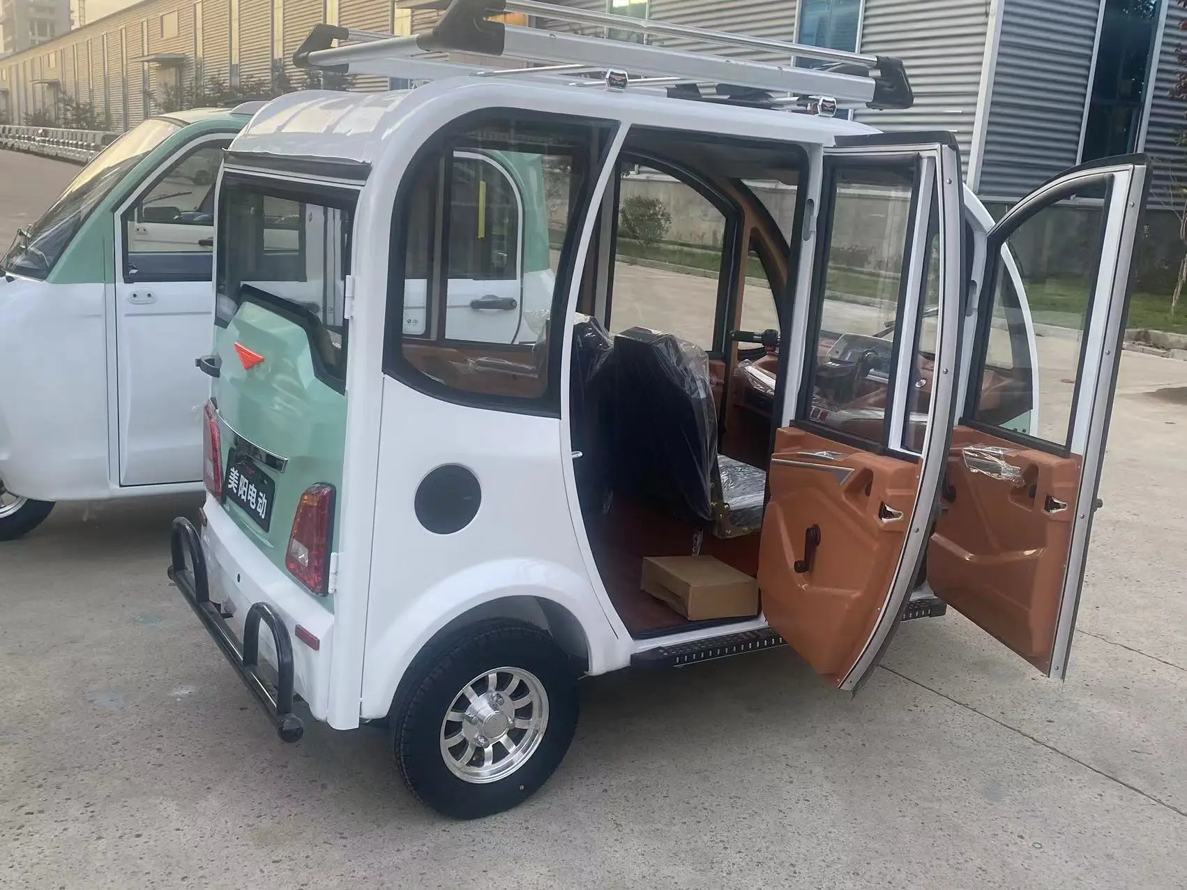 5-door 4-seater extra-large space electric tricycles for adult senior citizens windproof rainproof enclosed electric tricycle