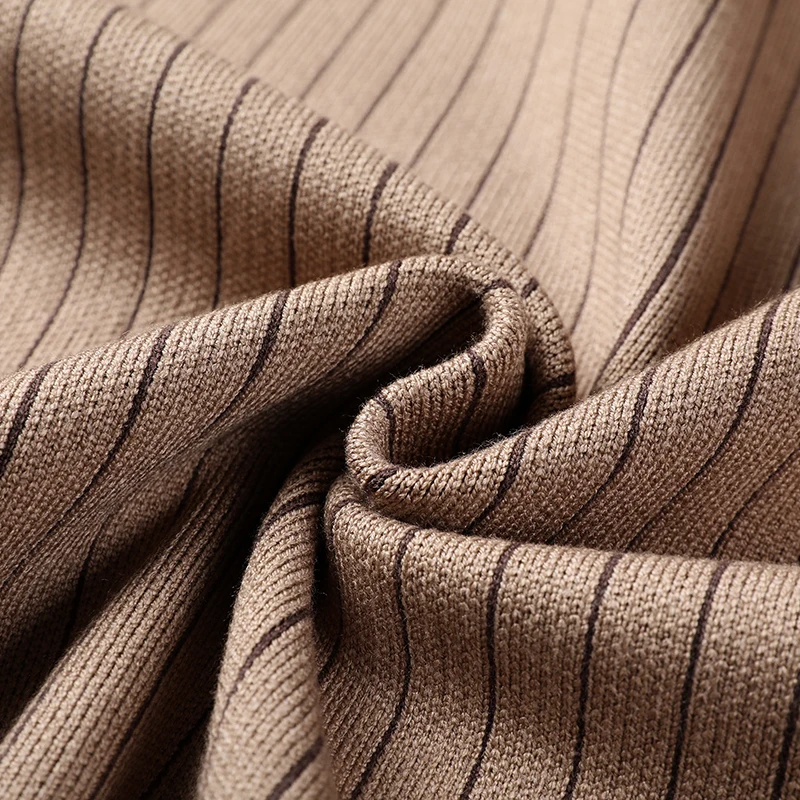 Мужской свитер с длинным рукавом приталенный в полоску на пуговицах спереди