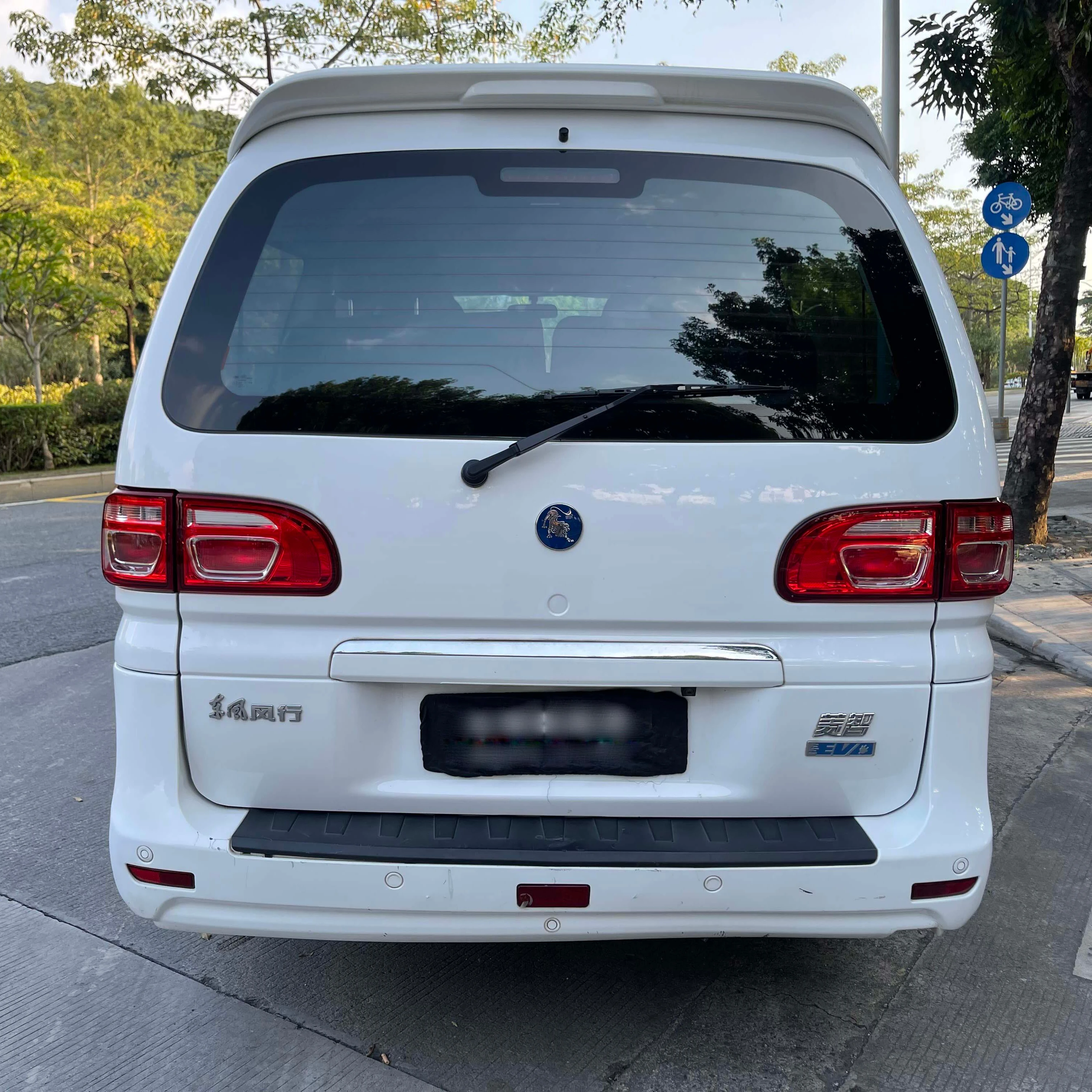 Популярный автомобиль произведенный в Китае Dongfeng Fengfeng Lingzhi M5EV Новый энергетический 7-местный большой вместимости чистый электрический