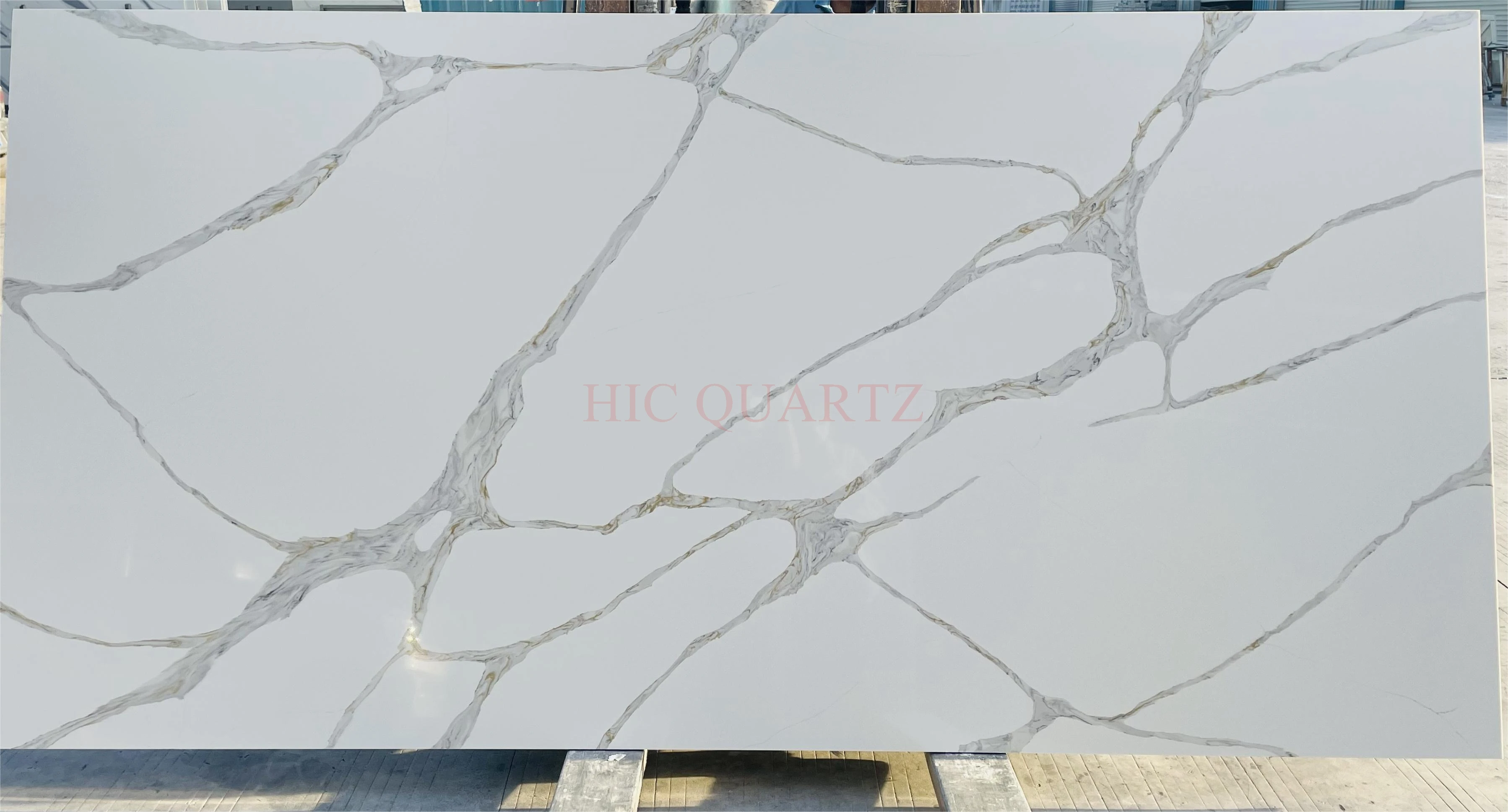 2023 New Golden Vein Artificial Quartz Stone Slabs Calacatta White Quartz Stone Wall Graphic Finish Technical Artificial Stone