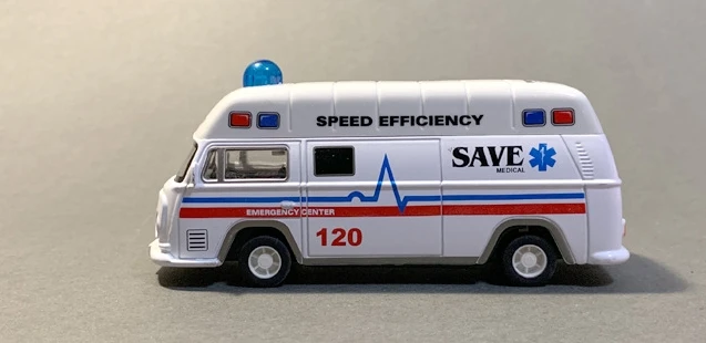1:40 Metal Ambulance Police Fire Truck Pull Back Diecast Vehicle Model Car Toy
