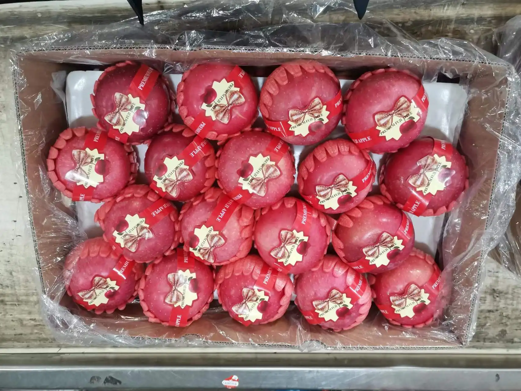 Wholesale  fresh fruits Yellow Golden red Fuji apples Pink lady apple