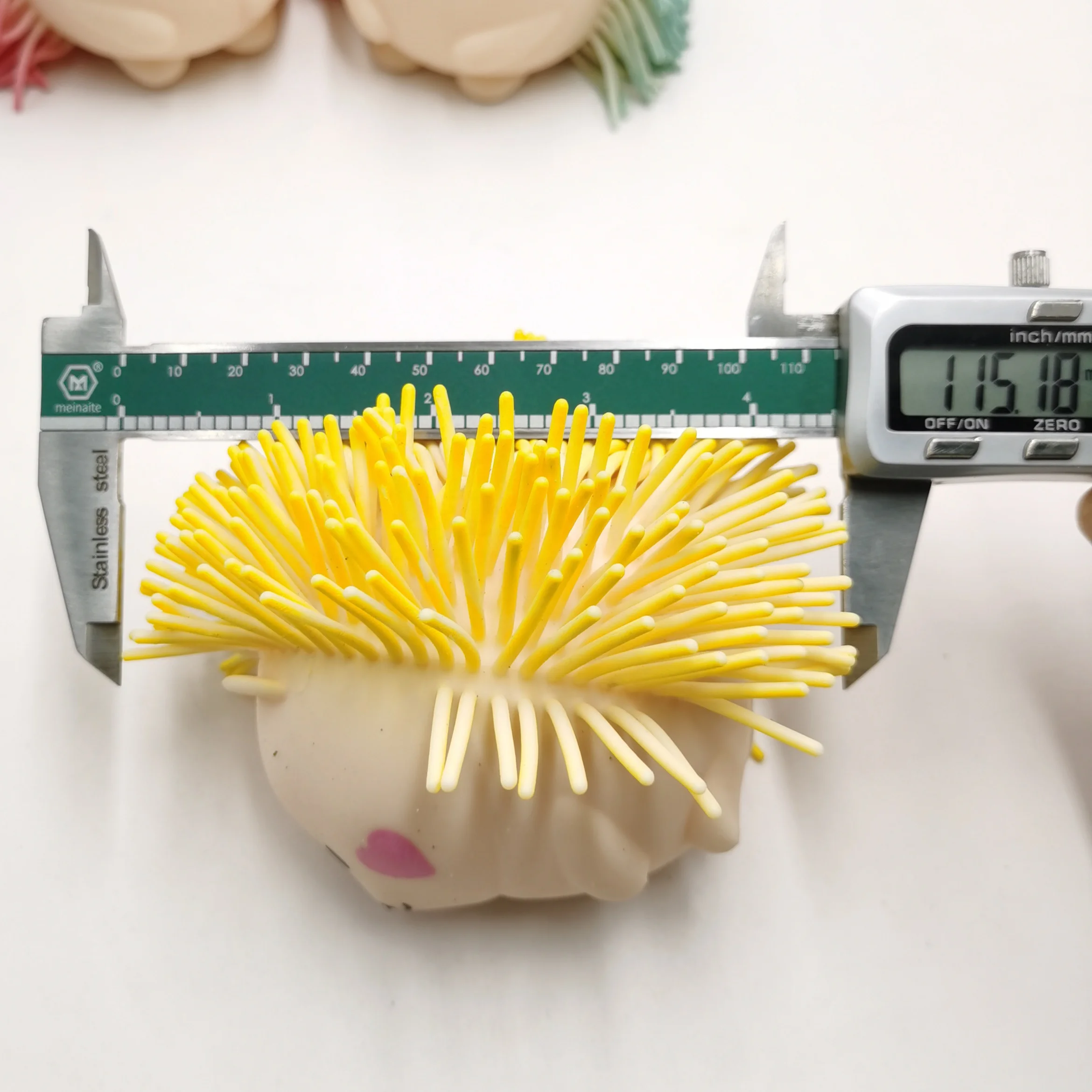 Huayi Patented Design TPR Wholesale 2021 Sensory Fidget Cute 4 Colors Hedgehog Squeeze Puffer Ball Animal Toy for Stress Relief