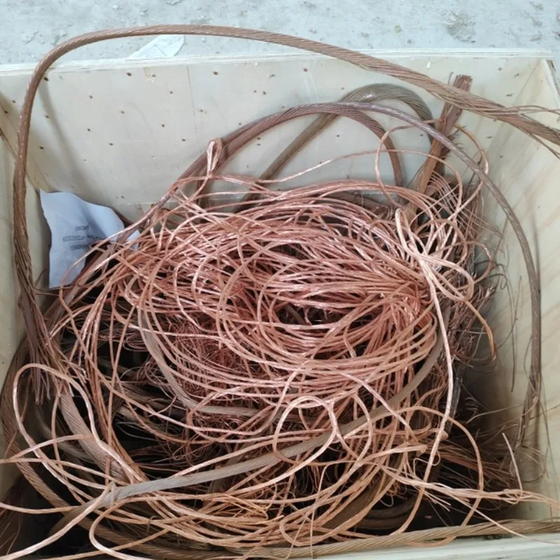 Инспектор выбирает образец на заводе для тестирования продукта