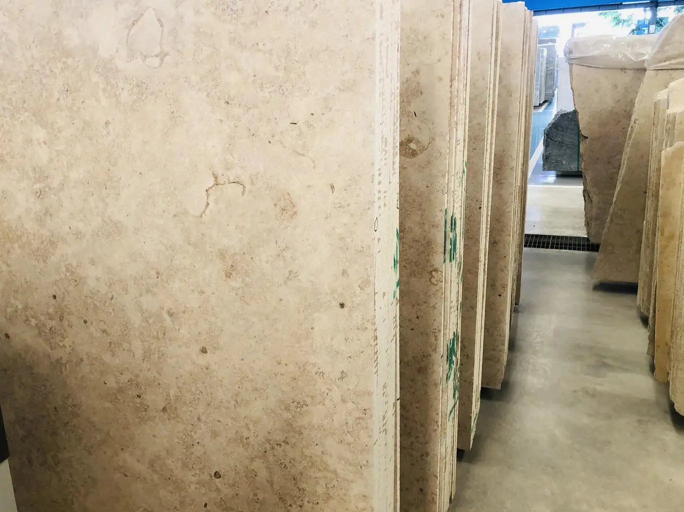 SHIHUI Luxury Exterior Stpne Wall Jura Beige Limestone Cladding Floor Tiles Outdoor And Indoor