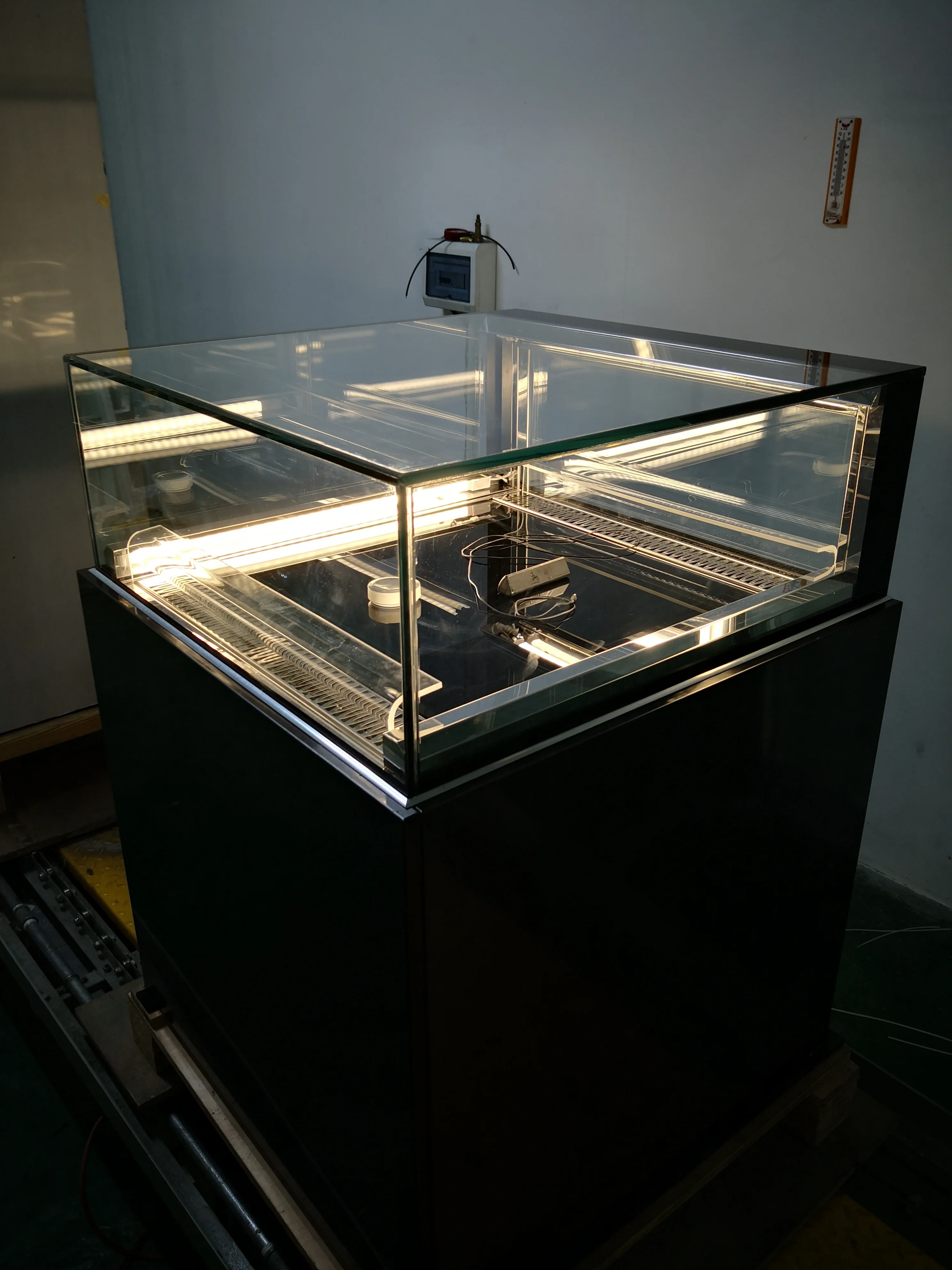 Wholesale Fashionable Popular Electricity Saving Refrigerated Chocolate Display Case Cabinet