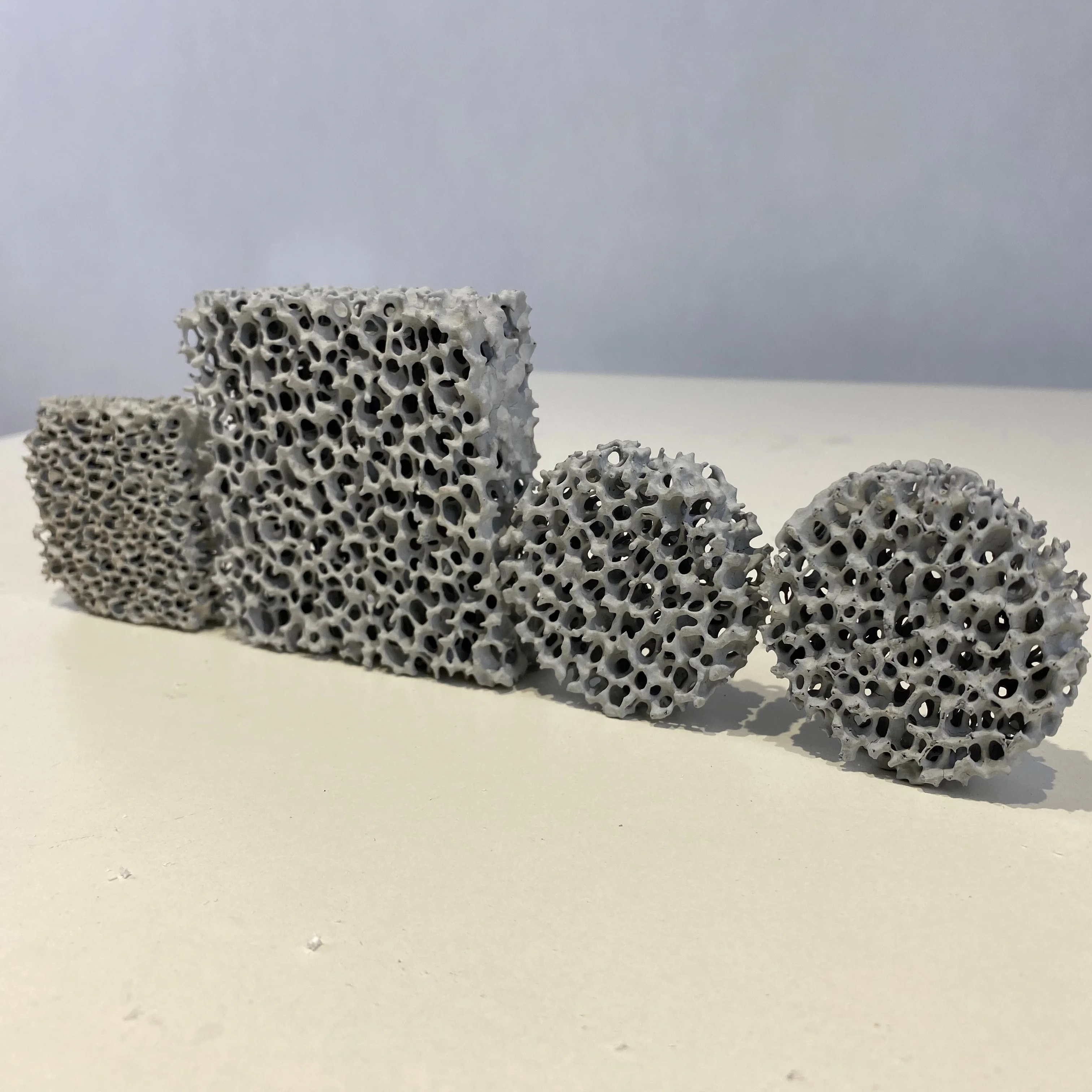Silicon Carbide Foamed Ceramics Ceramic Foam Filter For Metal Filtration Aluminium Casting Ceramic Foam Honeycomb Filter