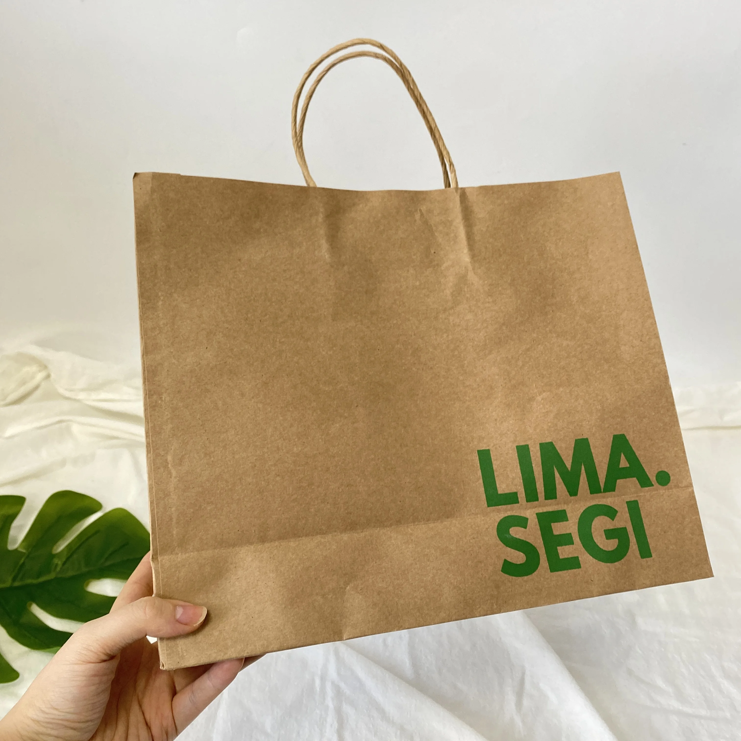 Recyclable and environmentally friendly reinforced handle technology paper bag custom printing logo brown kraft paper bag