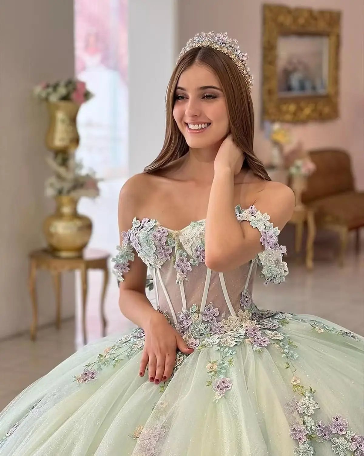 Кружевное блестящее платье с открытыми плечами
