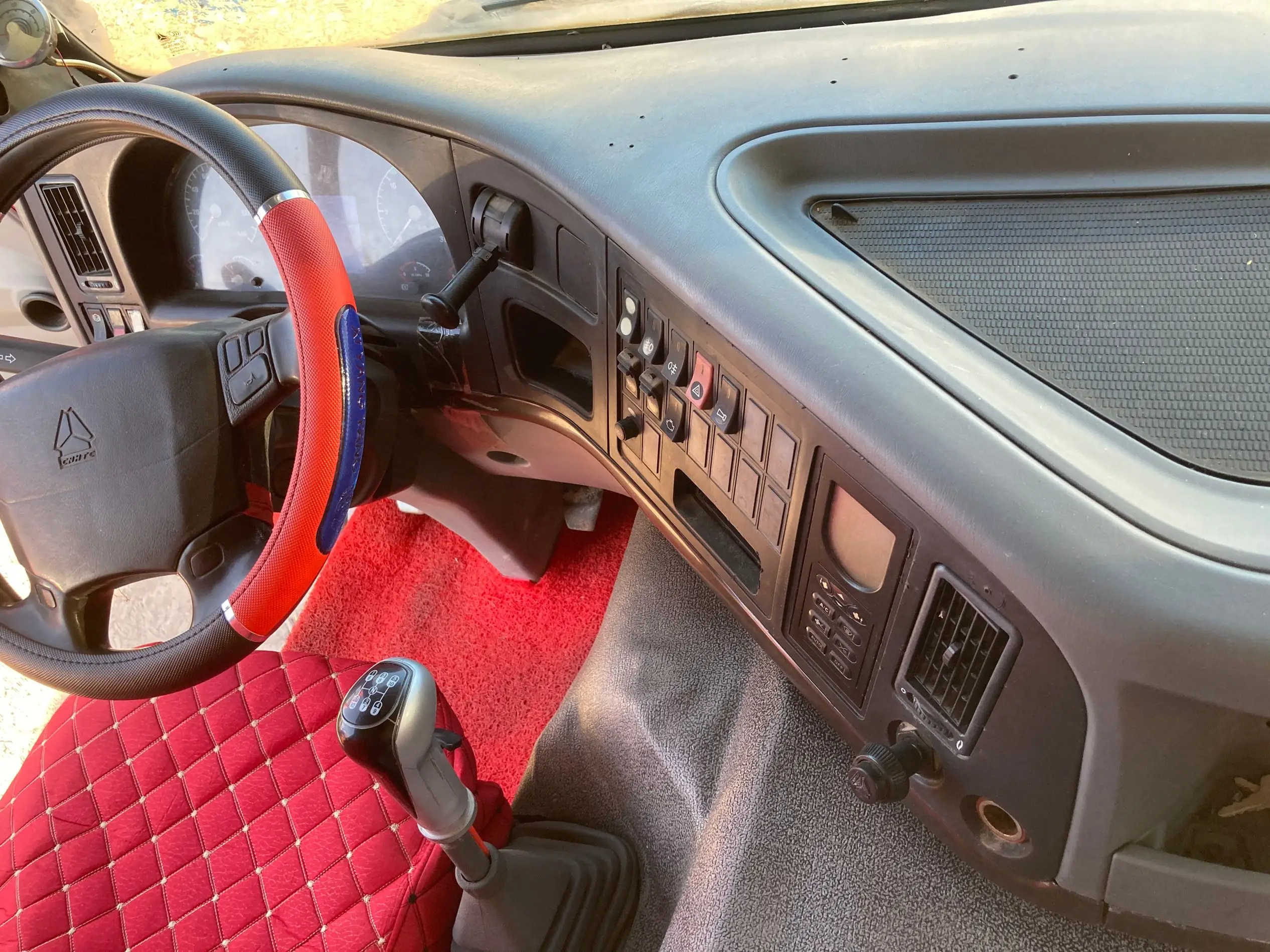 2021 High Quality  351 - 450hp Sinotruk HOWO 31 - 40T Dump Trucks Crane