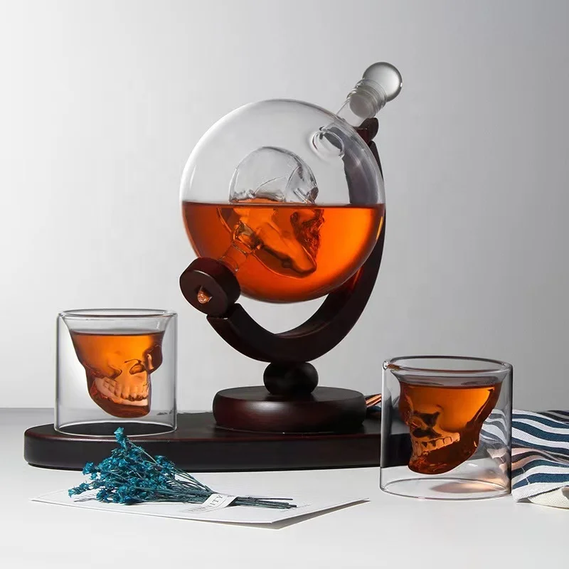 Skull-shaped Glass Globe Whiskey Decanter with 2 cups Glasses Dispenser with wooden Trays Wine Whiskey Glass Decanter
