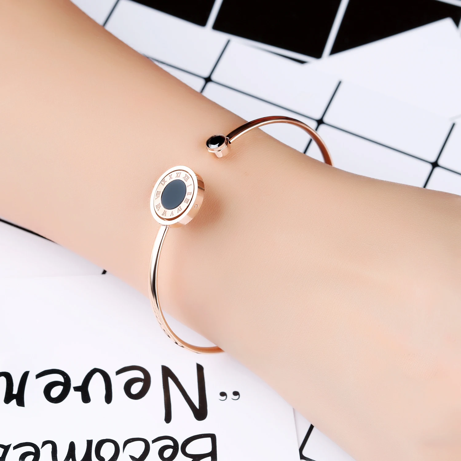 Hot Selling Korean Jewelry Wholesale Roman Numerals Titanium Steel Bracelet Rose Gold-plated Pearl Oysters Open Bangle