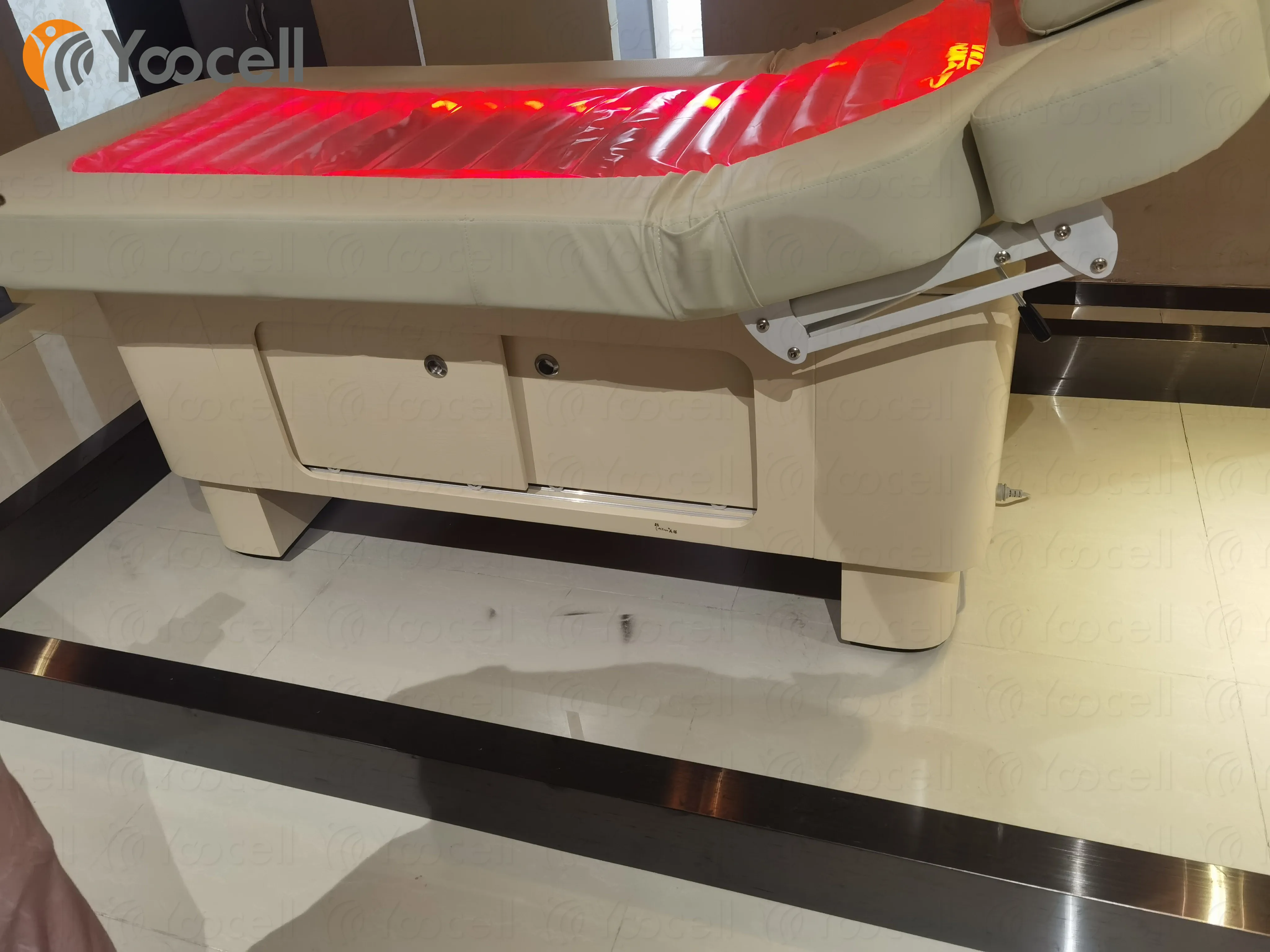 
Yoocell Elegant good quality electric massage table beauty facial bed wood color temperature adjustable luxury style 
