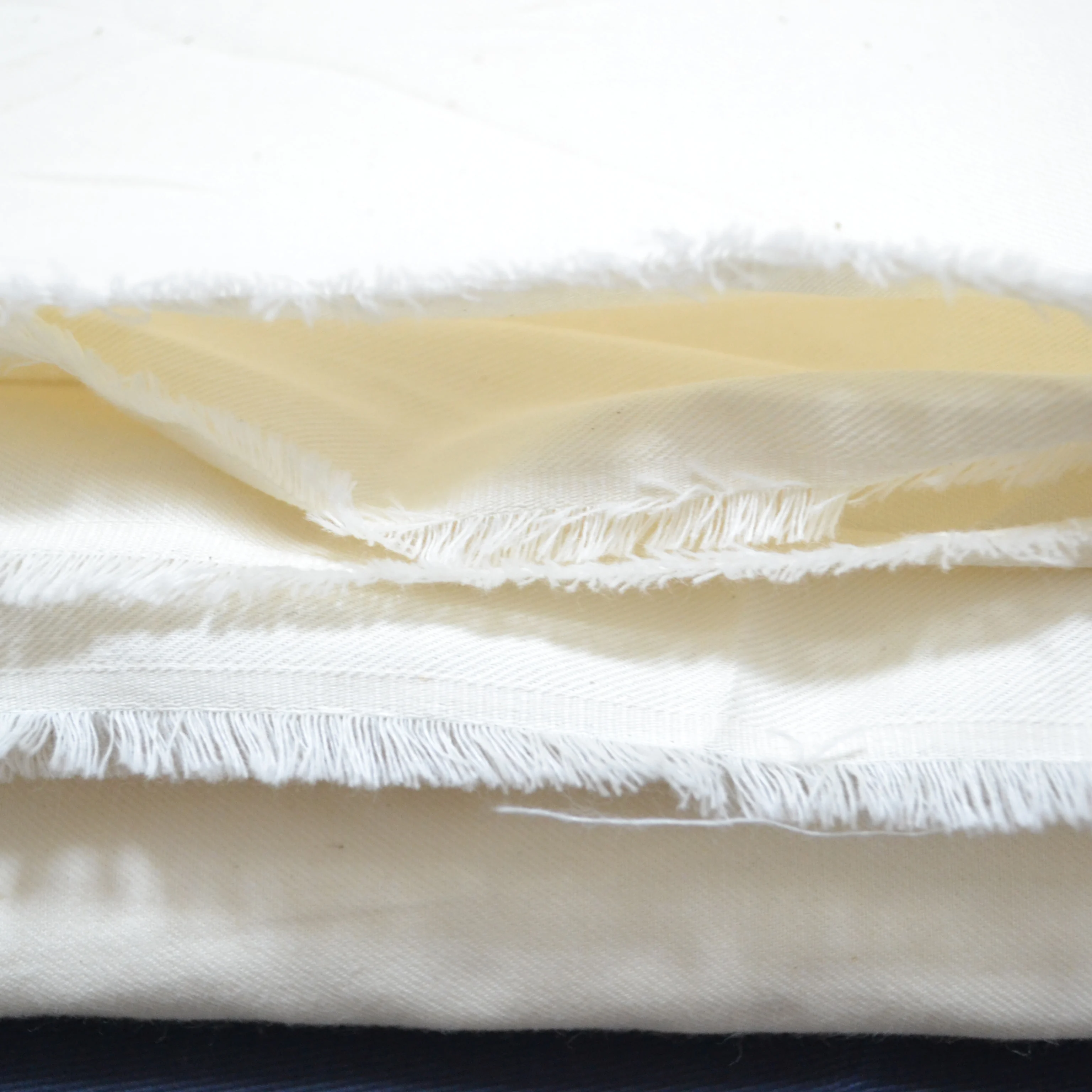 Фабричная полиэфирная хлопчатобумажная твиловая ткань серый материал для продажи