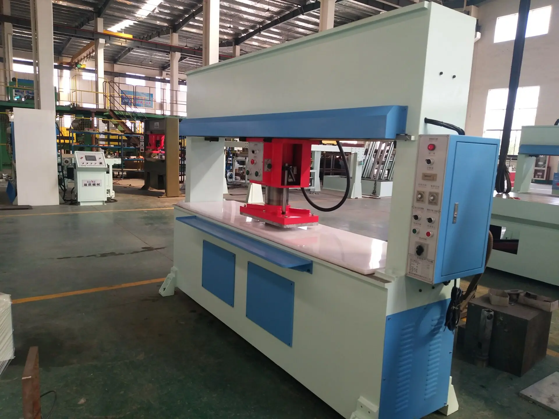 
35T Precision four-column hydraulic traveling head fabric clicker 