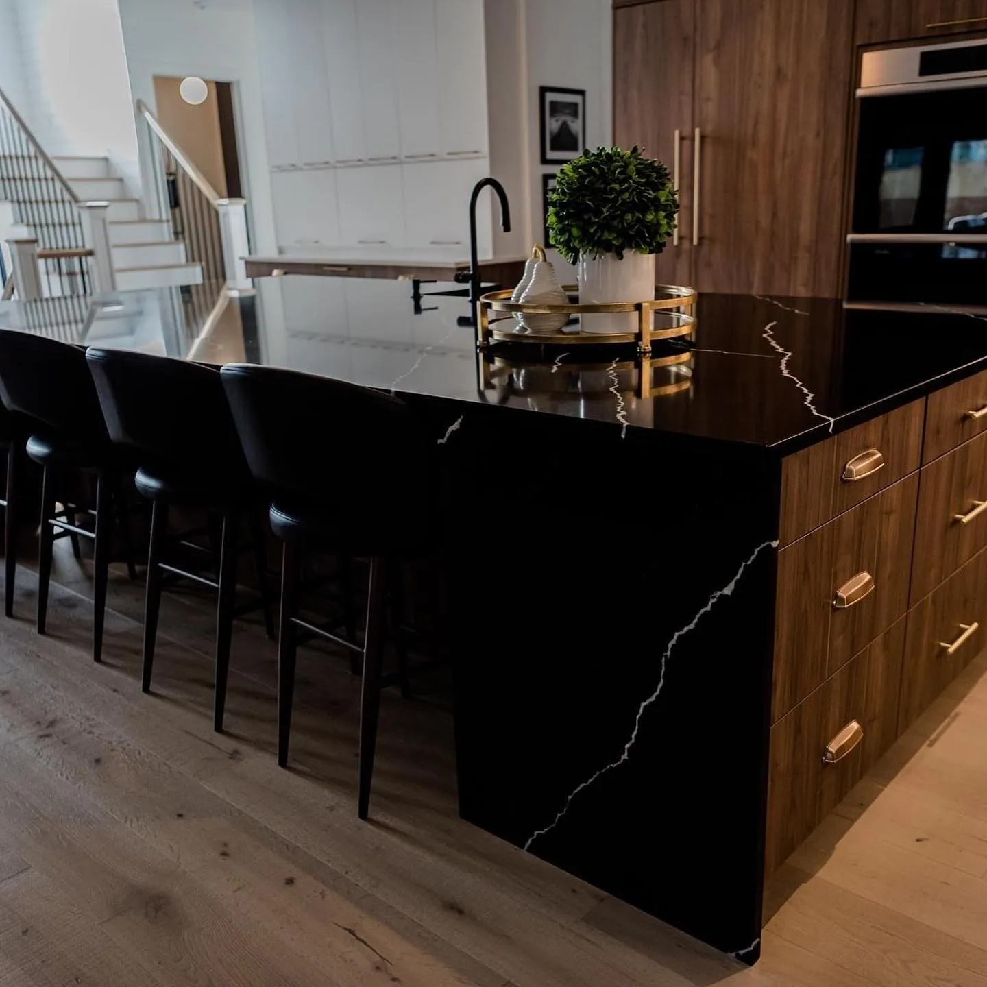 Hot Sale  Calacatta Gold Quartz Low Silica Quartz Stone Countertops Slabs White And Gold Epoxy Resin Artificial Marble