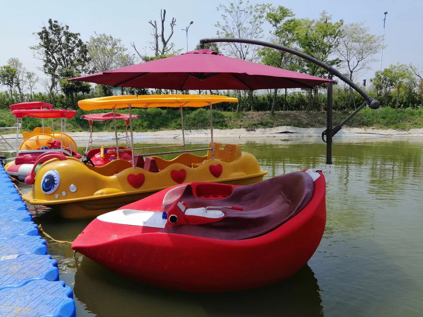 Attractive Water Park Electric Leisure Boat for couples