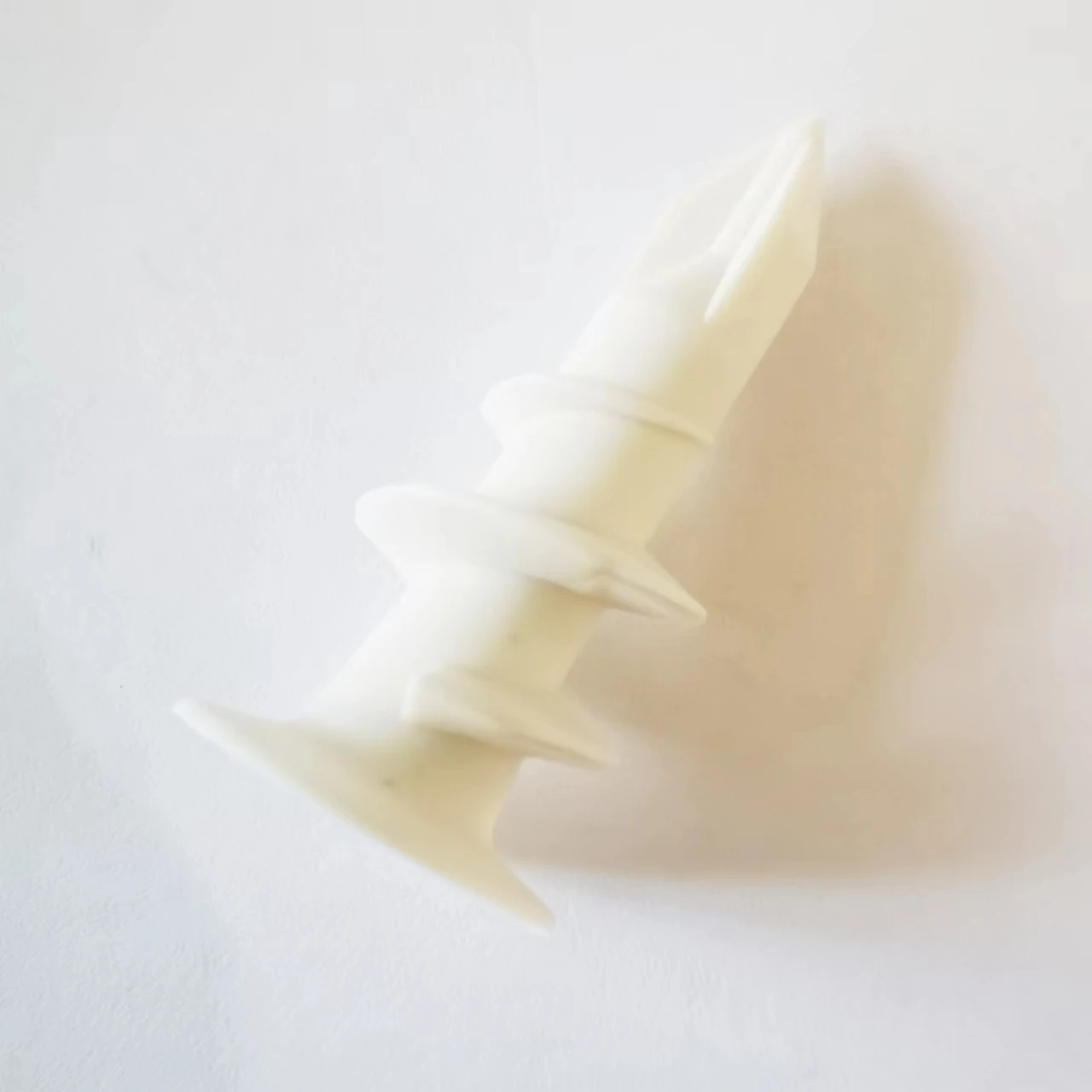 Конкурентоспособная цена 14X32 пластиковый простой якорь самосверляющийся нейлоновый гипсокартон