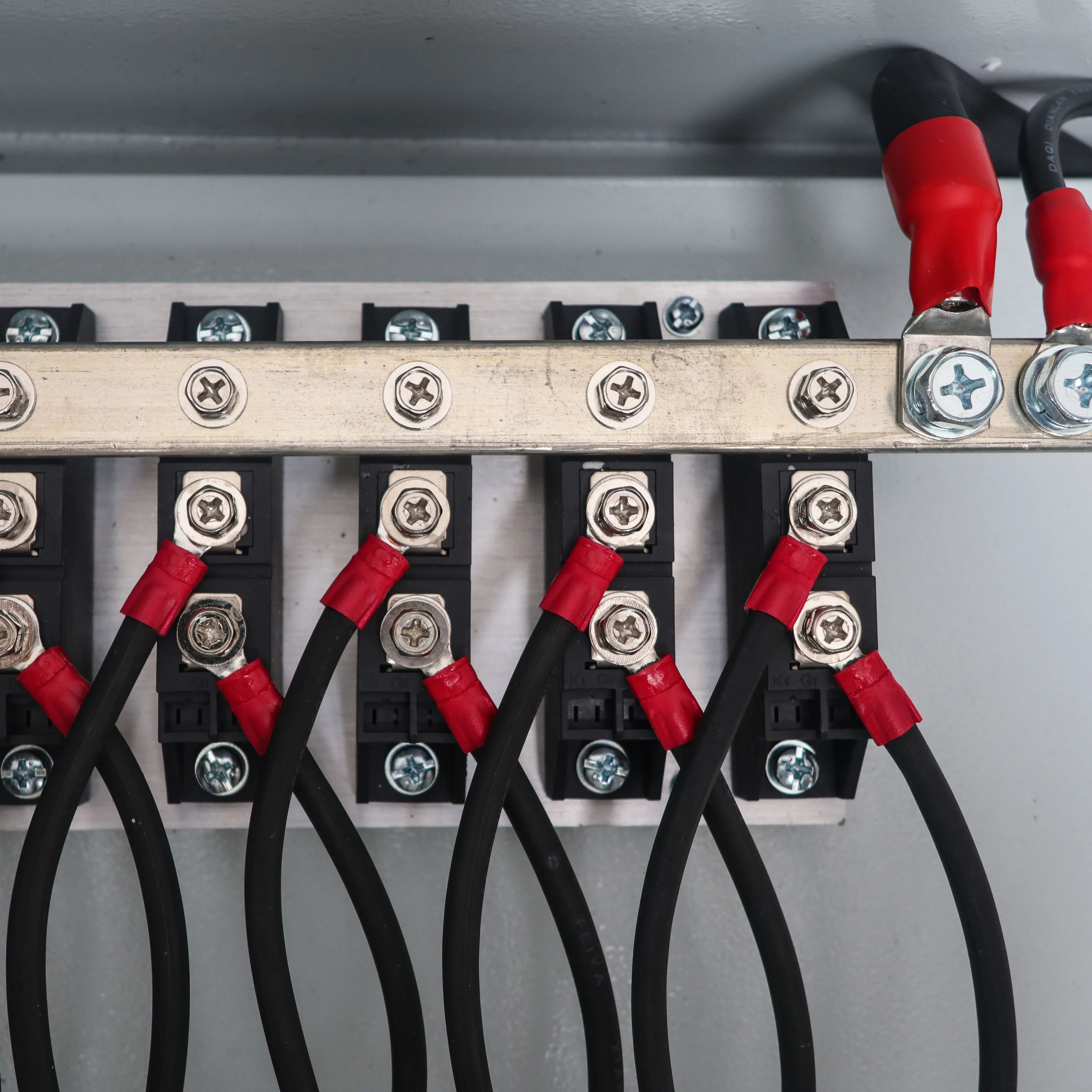 CNCSGK Factory Direct Sales PV DC Combiner Box 8 in 1 Out IP65 Waterproof and Dustproof Quality Assurance Easy to Operate