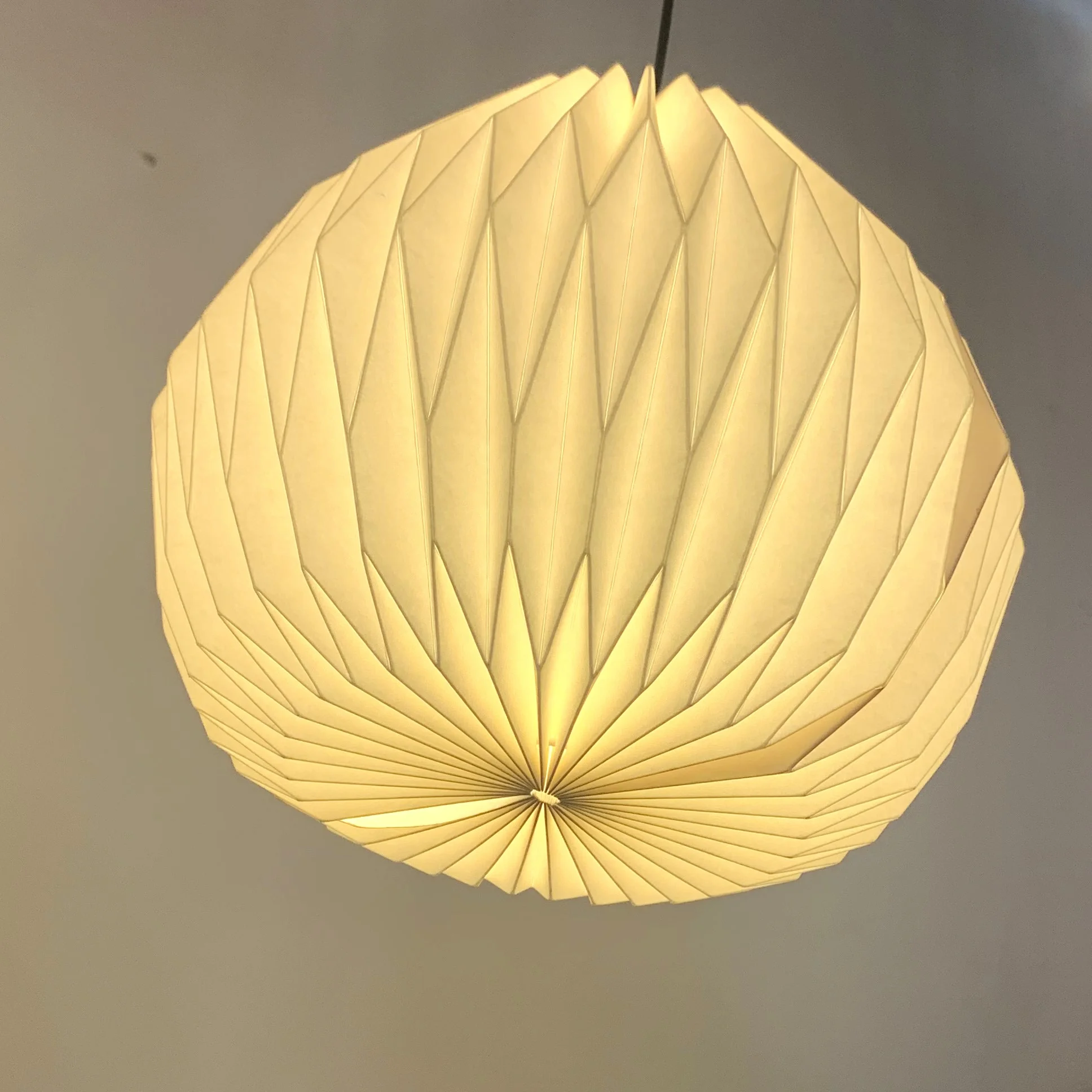 Оптовая продажа, изготовленные на заказ белые складные ананасовые оригами лампочки ручной работы, подвесные бумажные складные подвесные лампы для спальни, гостиной