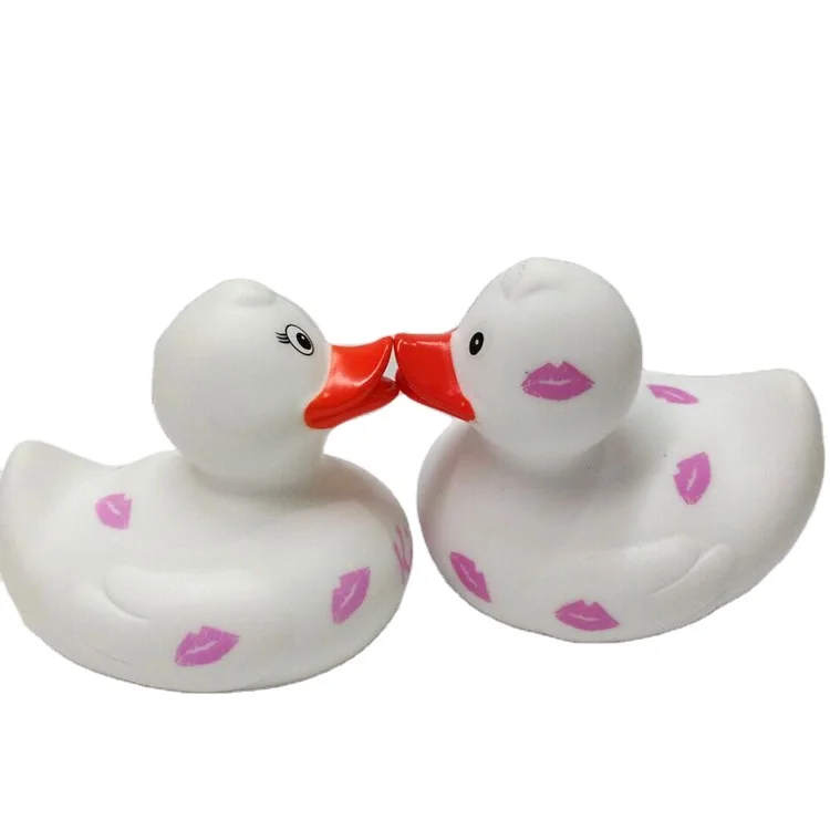 Новый дизайн Белый поцелуй Утка Игрушки для ванны пластиковые игрушки ванной комнаты ребенка