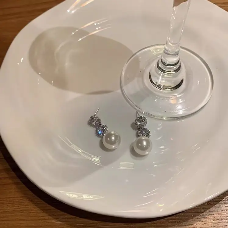 Tassel earrings appear slim and long, with zircon earrings and versatile ear lines