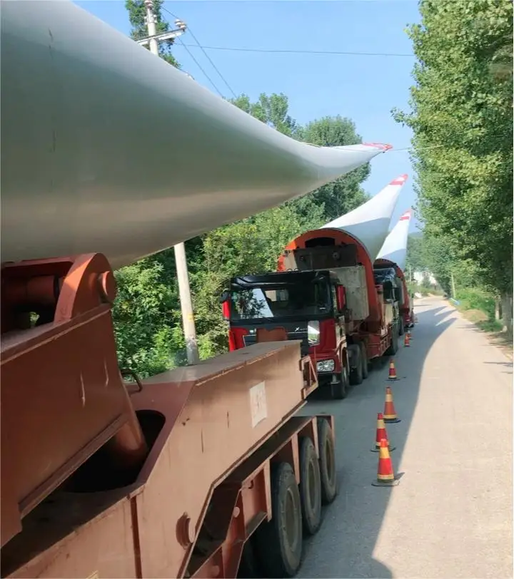 Специализированный ветряной лопастной прицеп для эффективной транспортировки и погрузки высокопроизводительных транспортных средств проектов ветроэнергетики