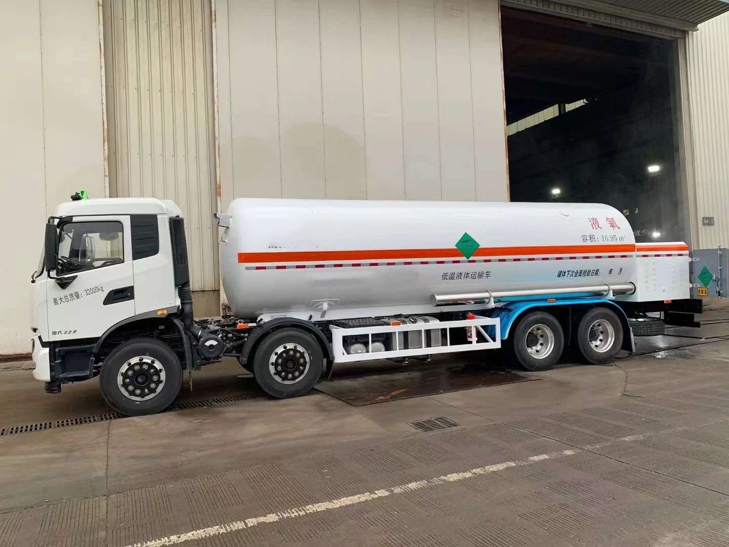 The latest process design of CIMC is a three-axis Fuel Tanker semi-trailer made of high-strength steel.