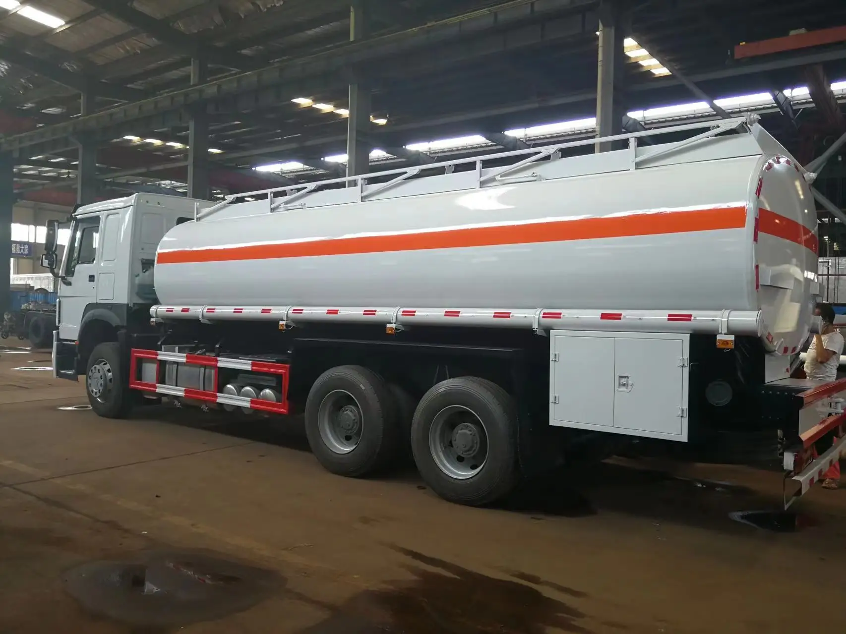 Sinotruk New Howo 20000 Liters 6x4 6000 Gallon Diesel Oil Transporter Capacity Fuel Tank Tanker Truck 10 wheels with gun