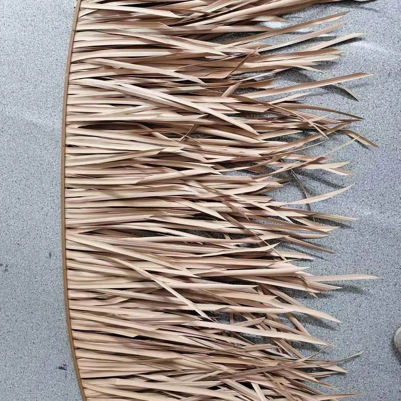 House Roofing PE Artificial Straw Leaf Synthetic Thatch Roofing for Beach Thatch Umbrella Gazebo