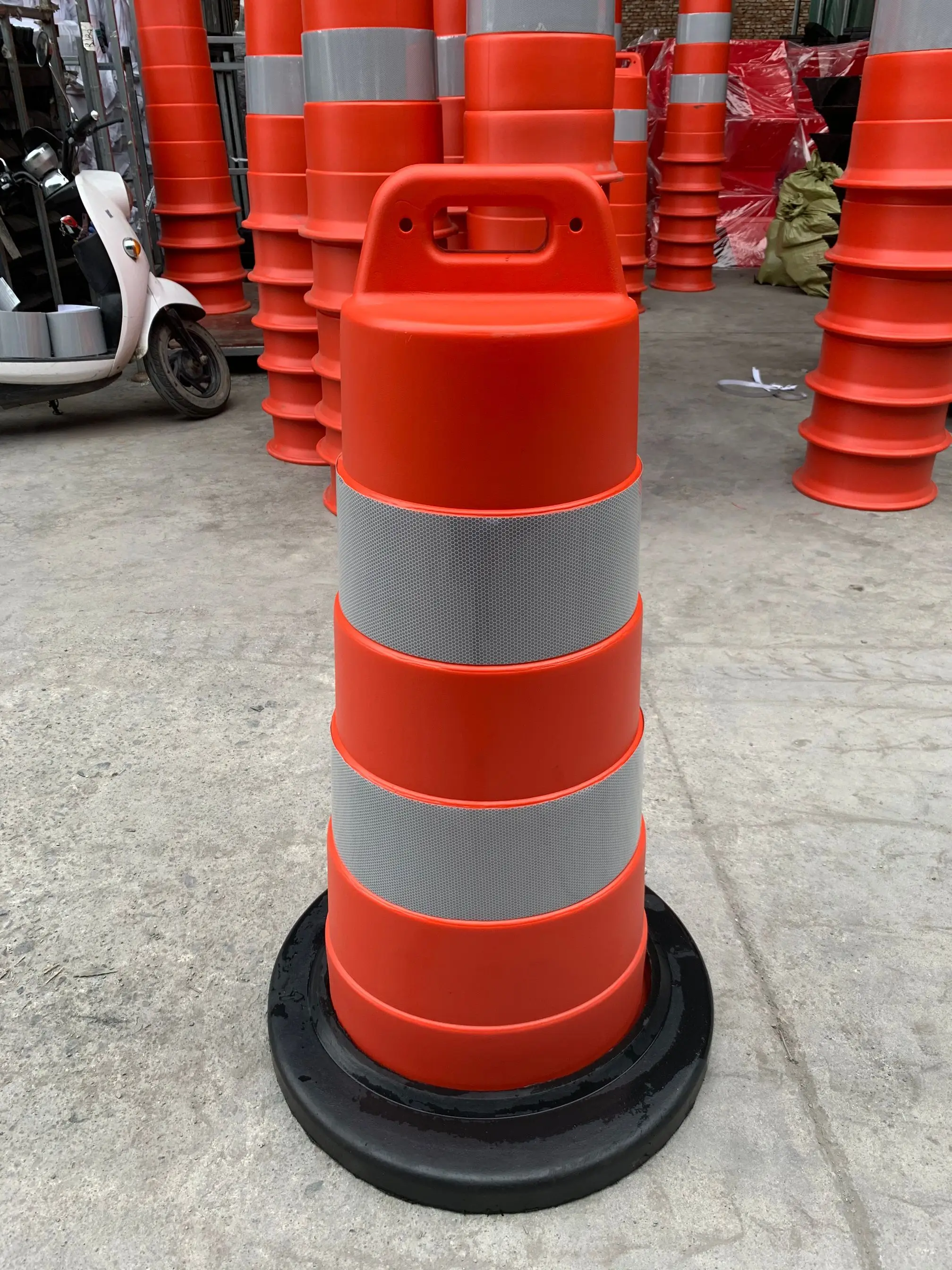 Wholesale Portable Plastic Traffic Safety Drum Stripes Construction Road Barrel Crash Bucket Rubber  1.1m Traffic Barriers