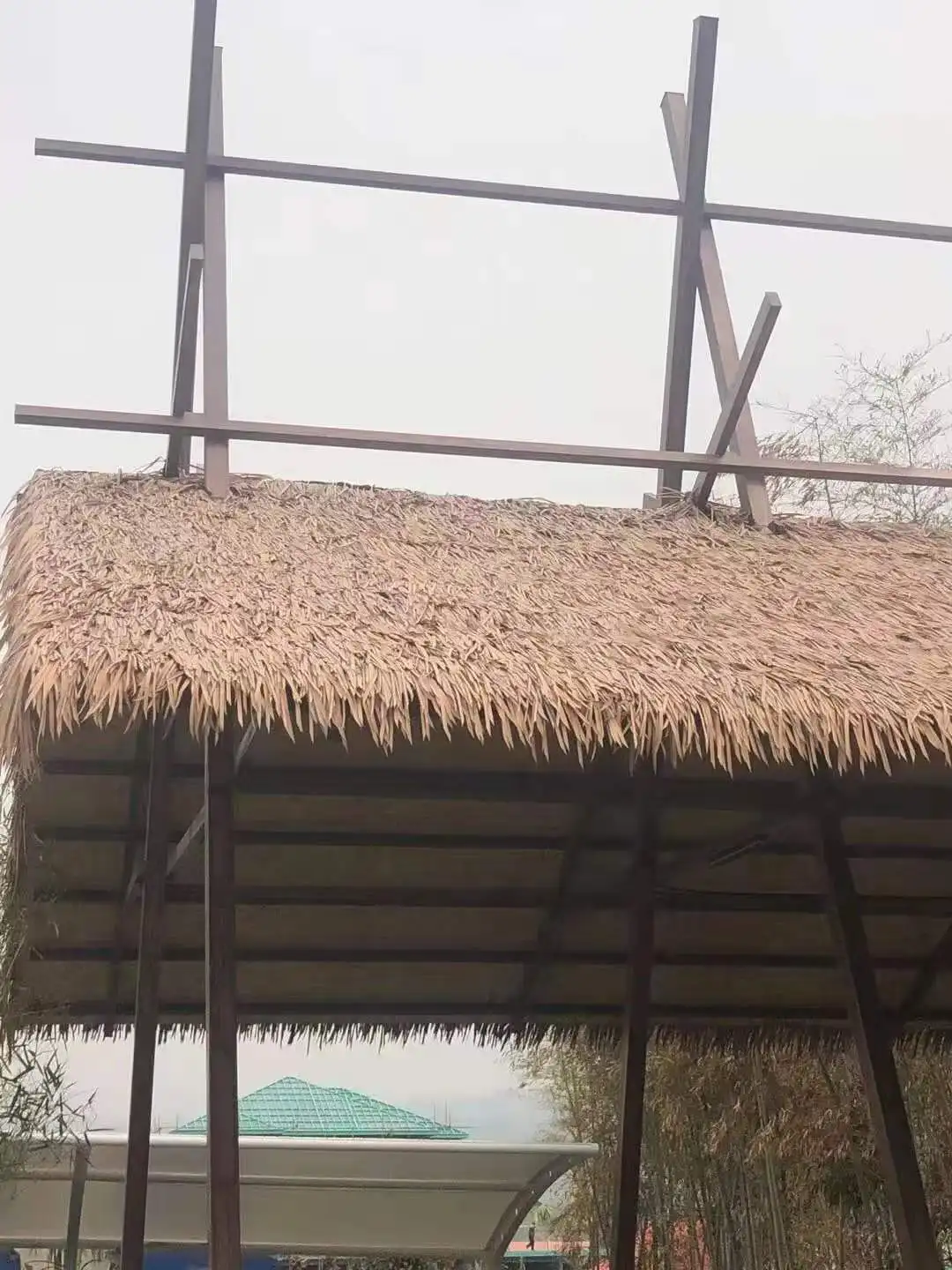 Factory Foundry Artificial Palm Thatch Roof Plastic Synthetic Straw Roof Thatch for Tiki Hut Villa Roof
