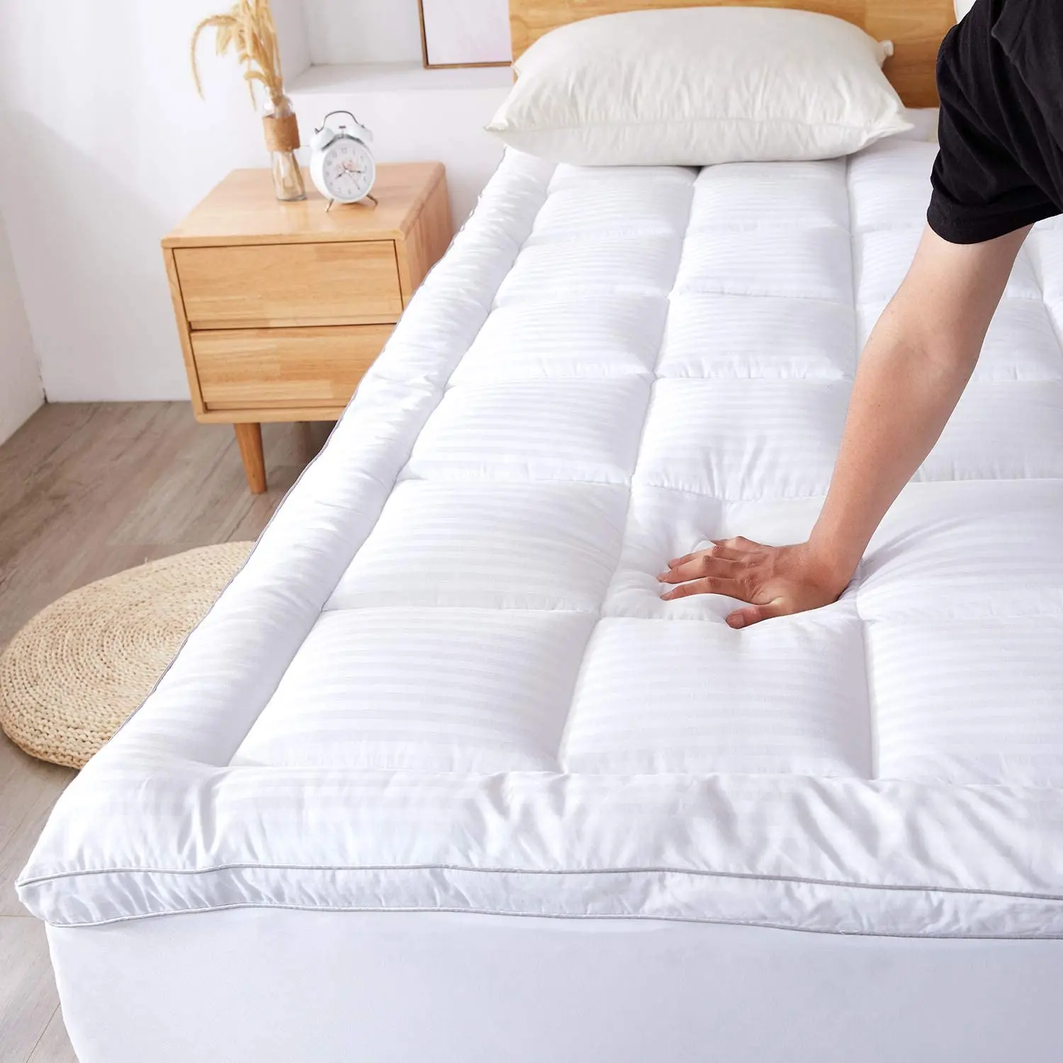 Machine Washable Direct Sales Cheap White Goose Topper Two Layers 10% Goose Down Feather Mattress Topper