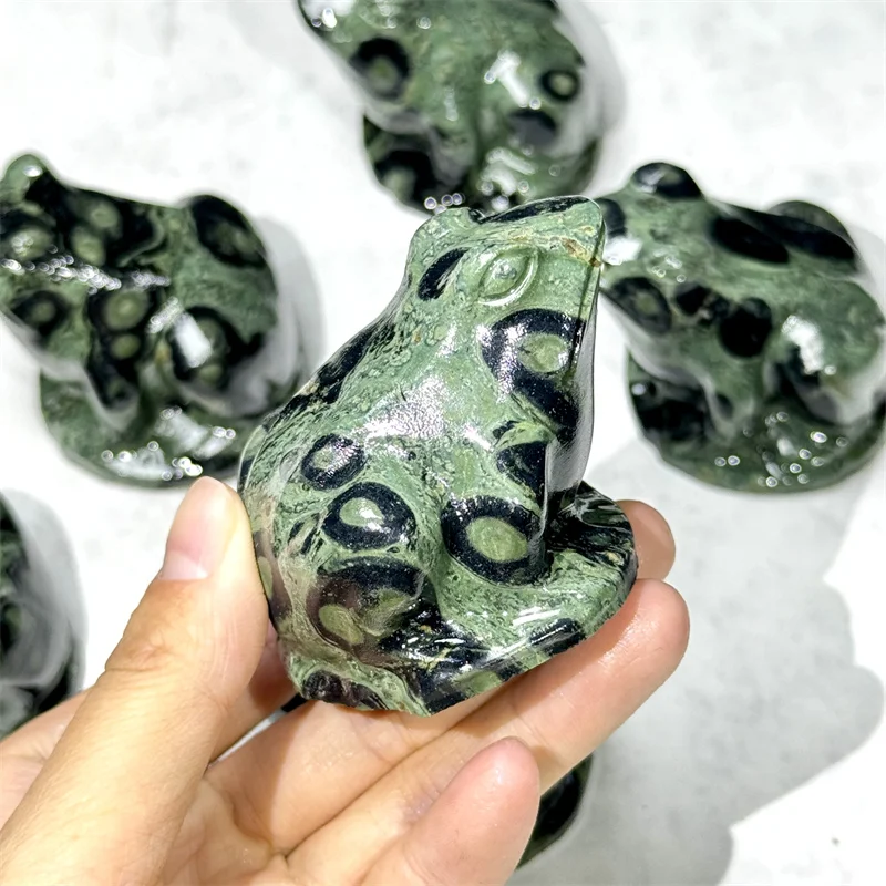 Оптовая продажа с кристаллами резные рисунки животных зеленая лягушка Kambaba яшма для продажи