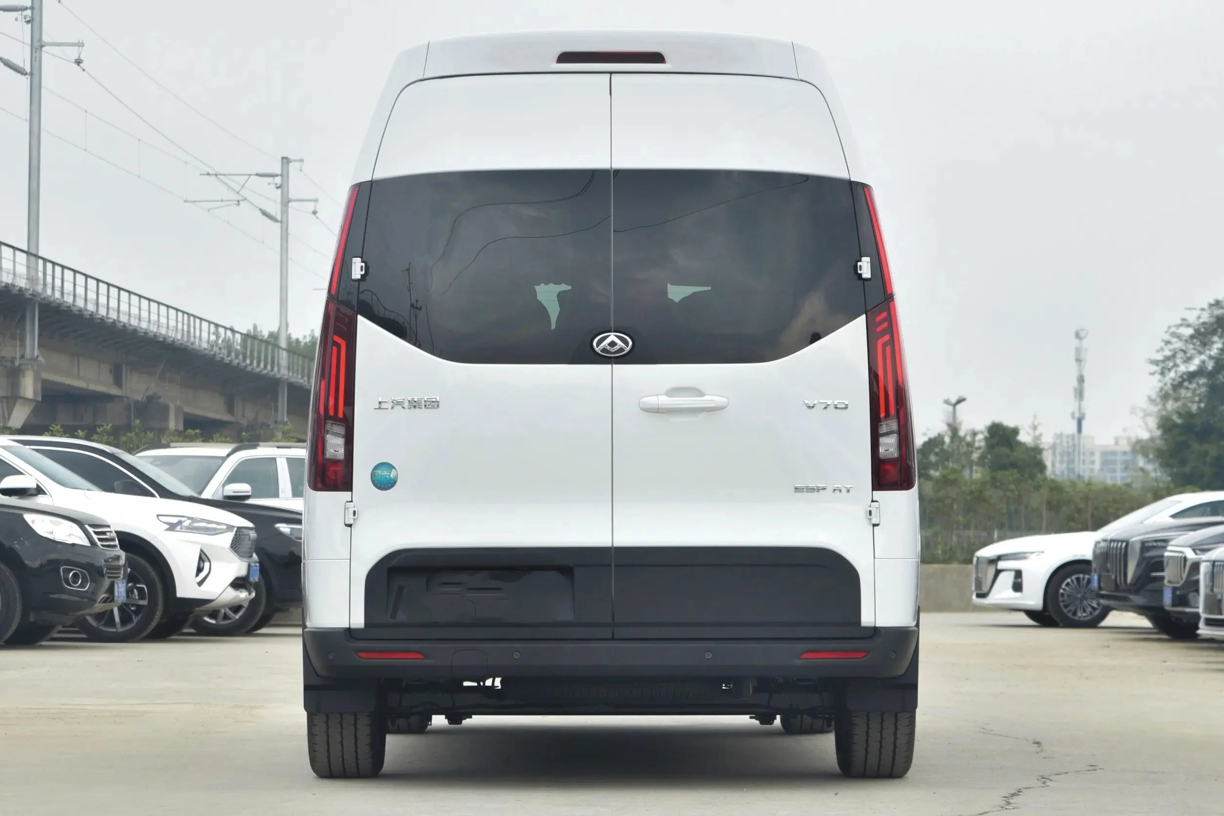 2024 SAIC Maxus V70 3-9-seater Luxury 2.0T diesel Station Wagon, Suitable for Commercial Logistics and Urban Use