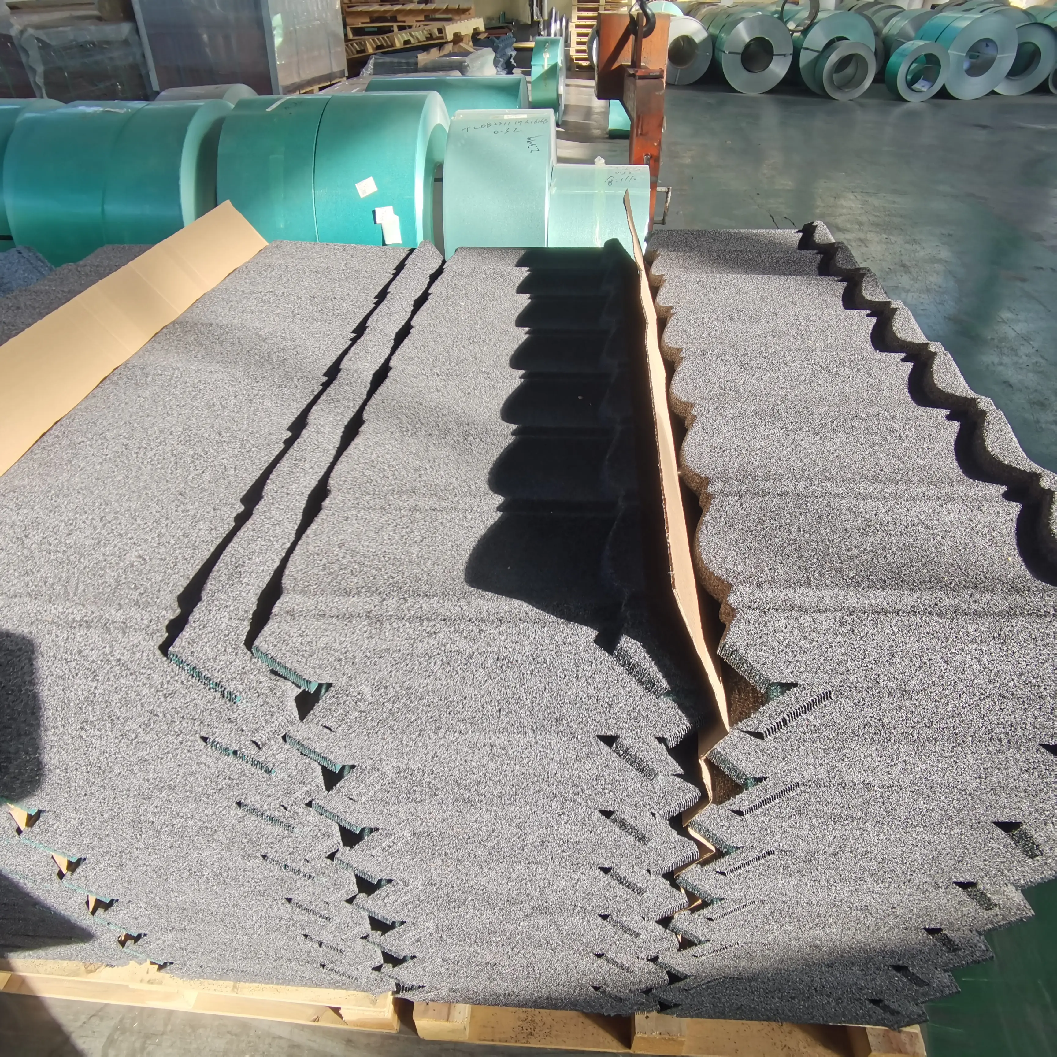 Eco-friendly Roofing Material Factory Price Aluminum Zinc Steel Roofing Sheet  Light Weight sand Stone Coated Metal Roof