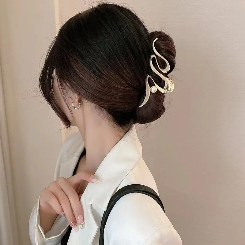 INS Irregular Metal Grab Clip Lady Wavy Pearls Metal Hair Clips New Arrival Irregular Extra Large Hair Claw Clips For Thick Hair