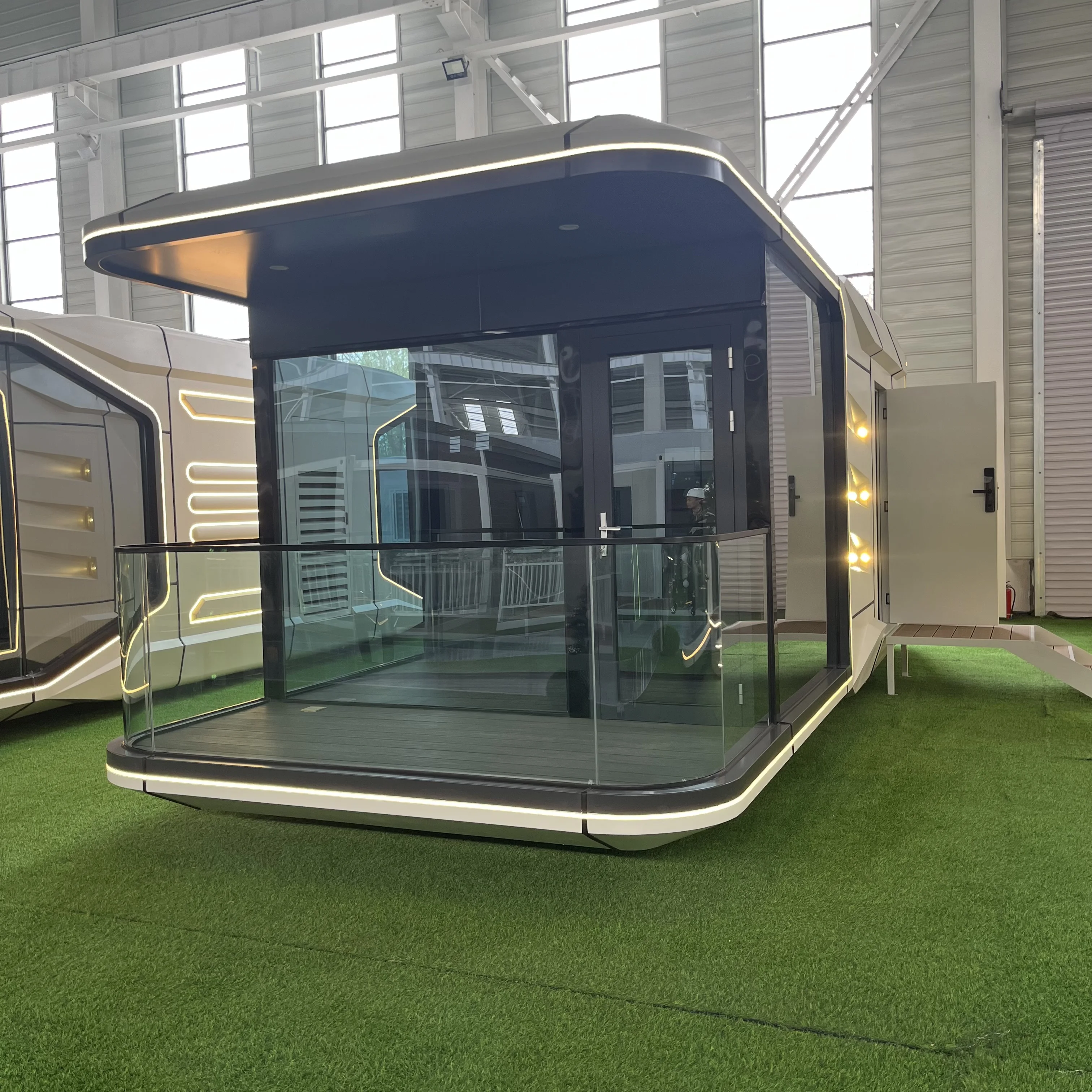 Luxury 20 40ft Modular Smart Hotel Container Outdoor Capsule House Commercial Space Airship Pod
