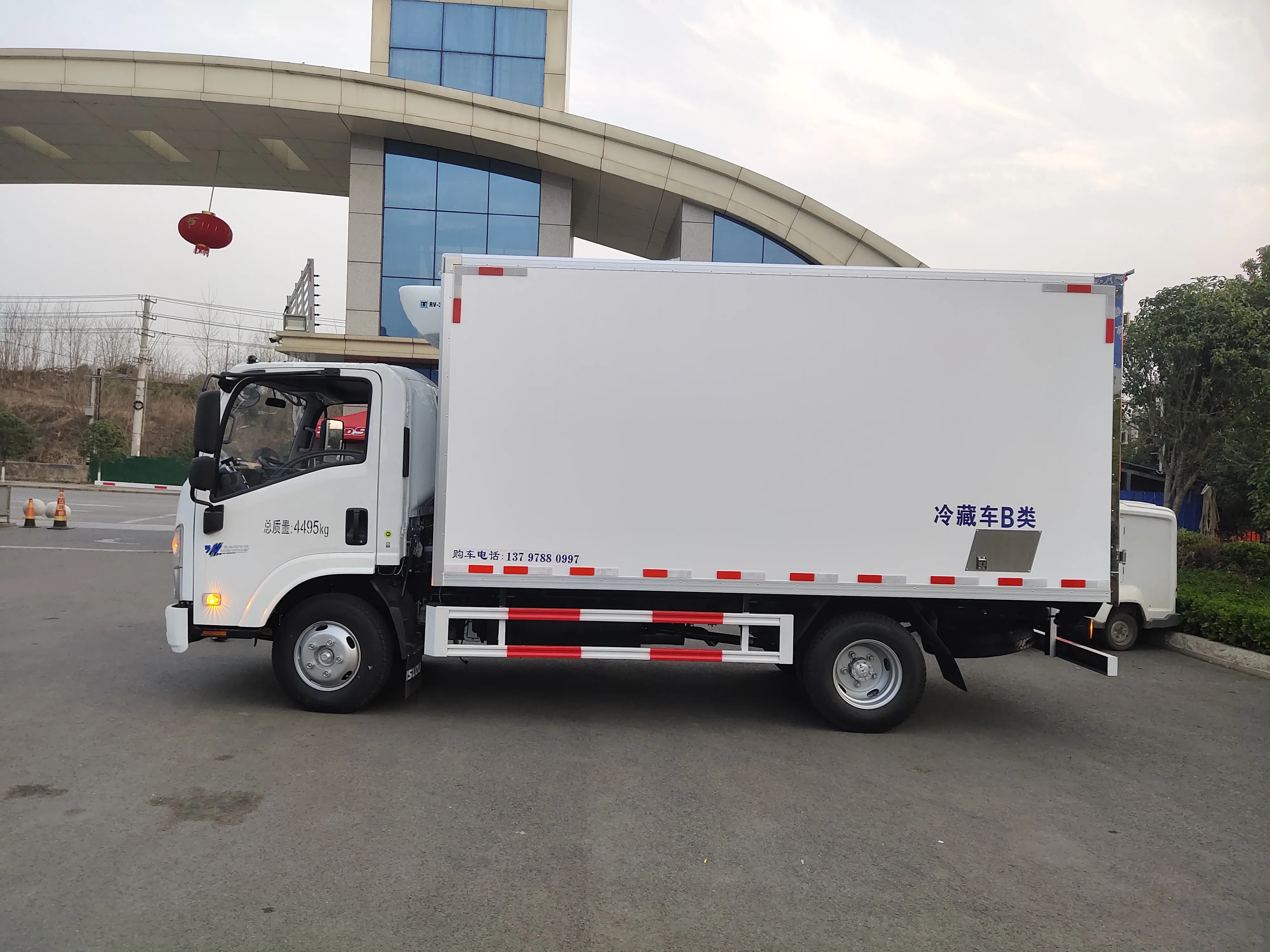 High Quality Isuzu M100 Reefer Truck Insulation Board Filled with High Insulation Effect Reefer Box Trucks